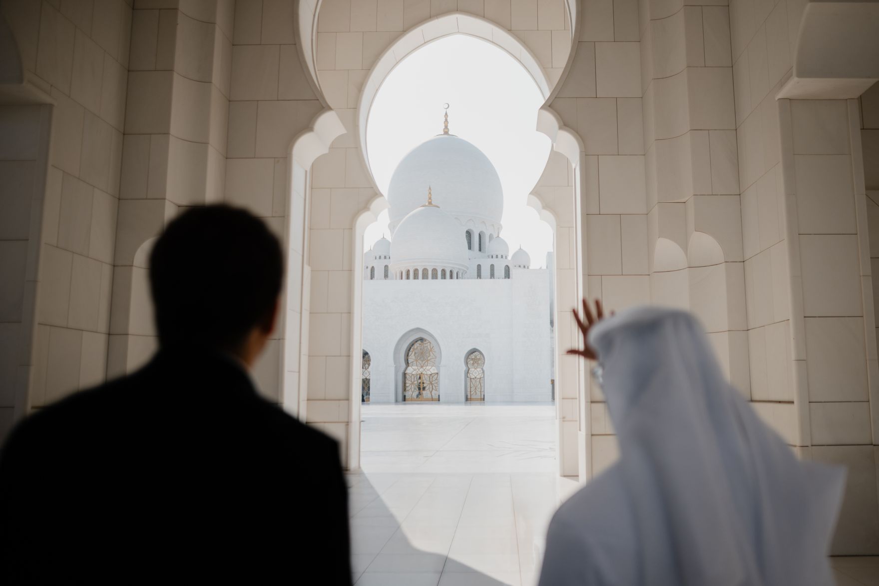Am 10. Oktober 2025 setzte Staatssekret&auml;r Alexander Pr&ouml;ll (l.) seinen mehrt&auml;gigen Arbeitsbesuch in Abu Dhabi fort. Im Bild beim Besuch der Scheich-Zayid-Moschee.