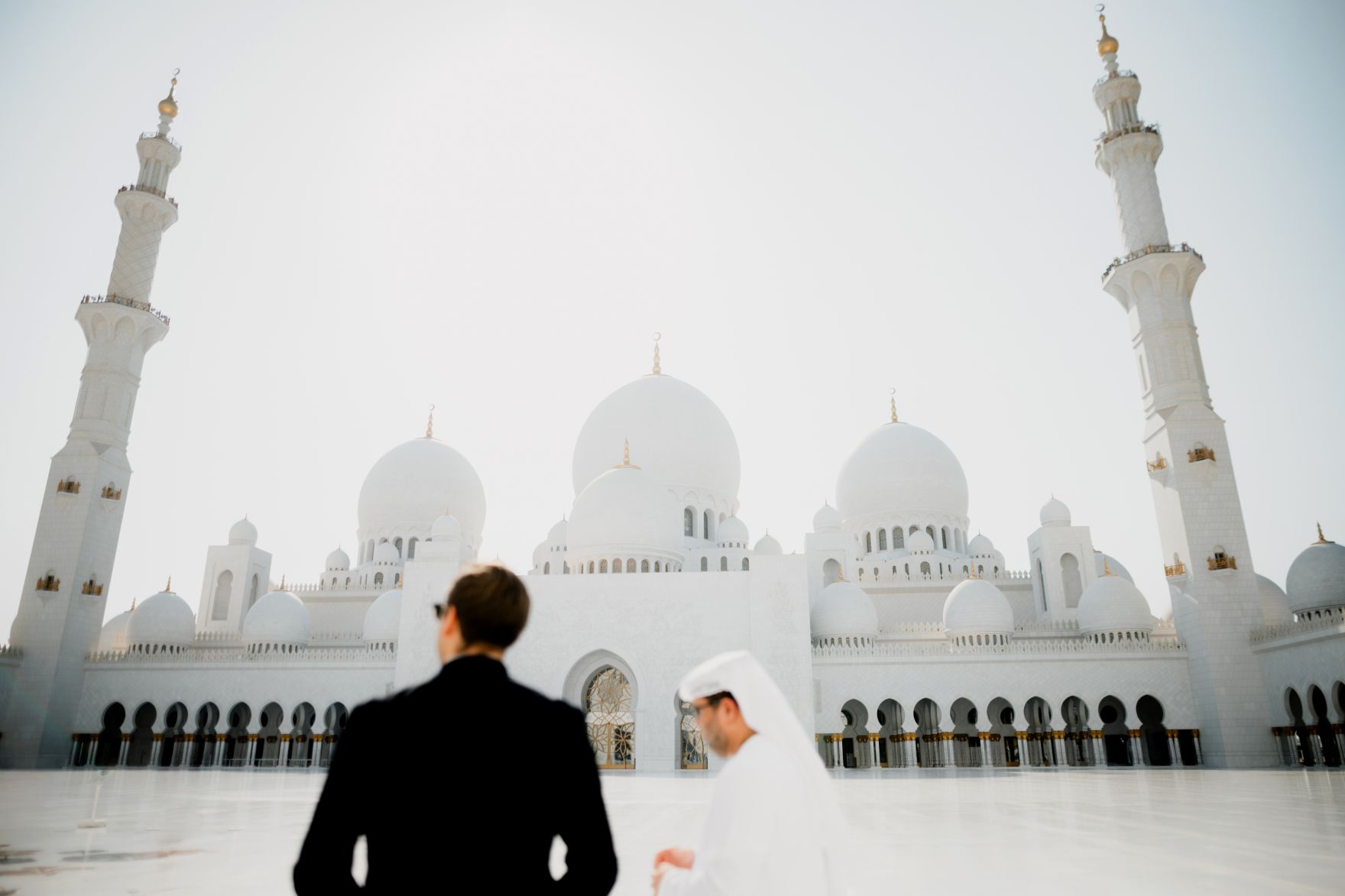 Am 10. Oktober 2025 setzte Staatssekret&auml;r Alexander Pr&ouml;ll (l.) seinen mehrt&auml;gigen Arbeitsbesuch in Abu Dhabi fort. Im Bild beim Besuch der Scheich-Zayid-Moschee.
