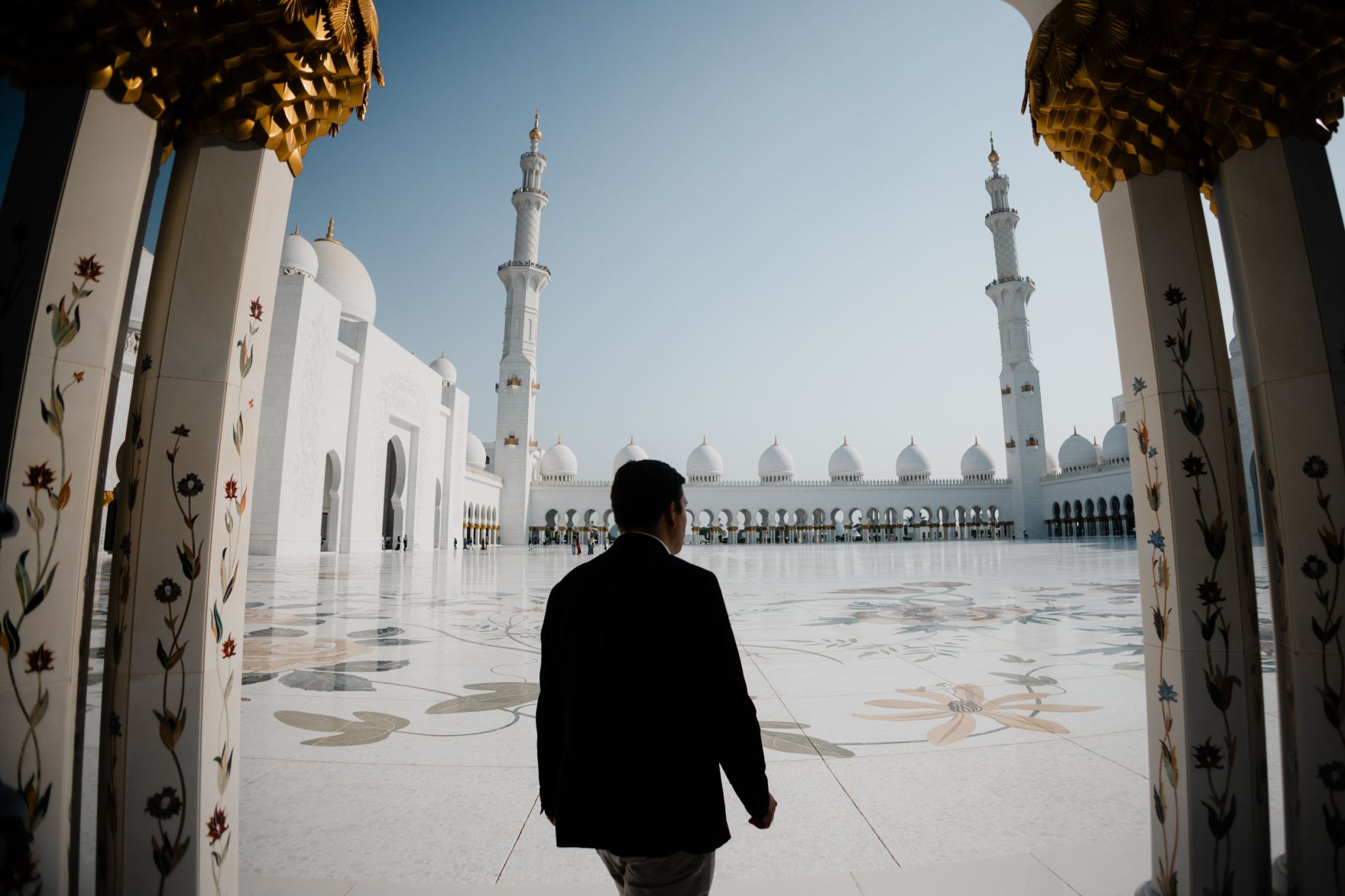 Am 10. Oktober 2025 setzte Staatssekret&auml;r Alexander Pr&ouml;ll (im Bild) seinen mehrt&auml;gigen Arbeitsbesuch in Abu Dhabi fort. Im Bild beim Besuch der Scheich-Zayid-Moschee.