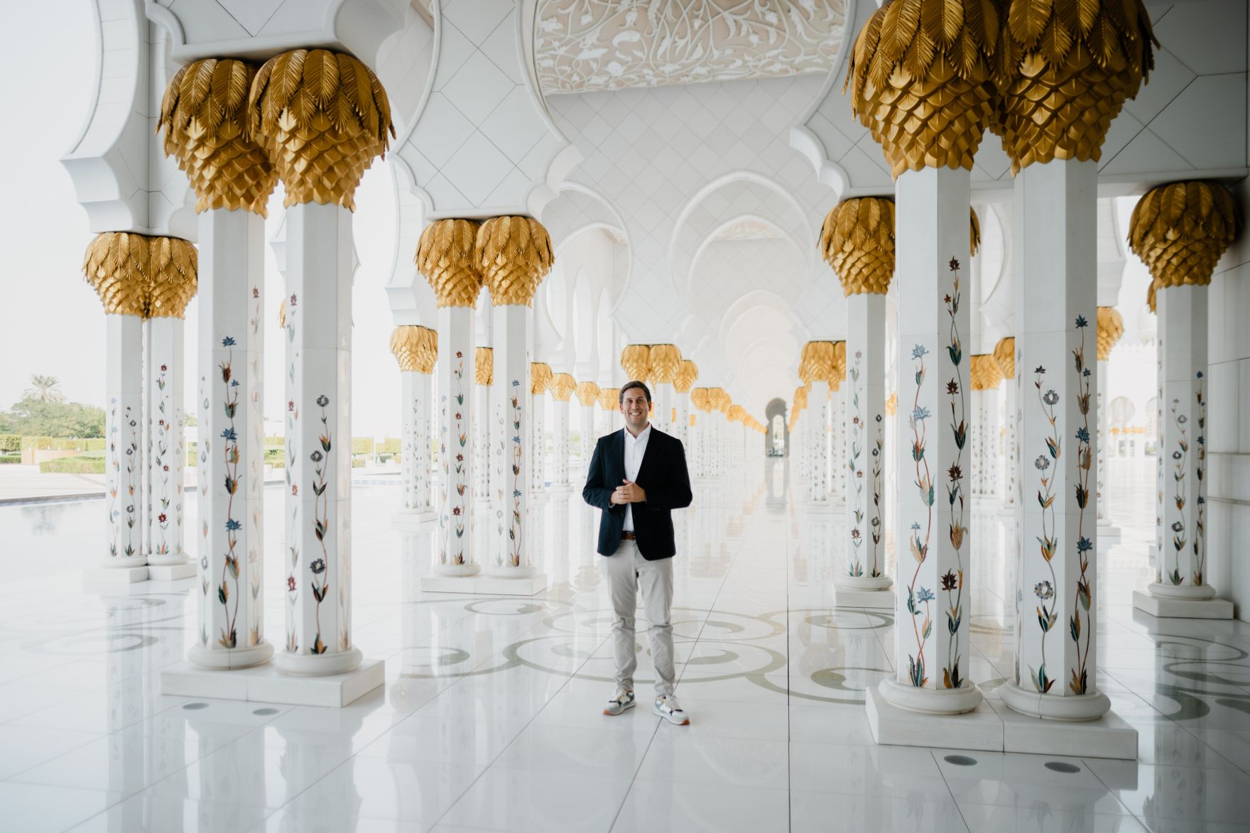 Am 10. Oktober 2025 setzte Staatssekret&auml;r Alexander Pr&ouml;ll (im Bild) seinen mehrt&auml;gigen Arbeitsbesuch in Abu Dhabi fort. Im Bild beim Besuch der Scheich-Zayid-Moschee.