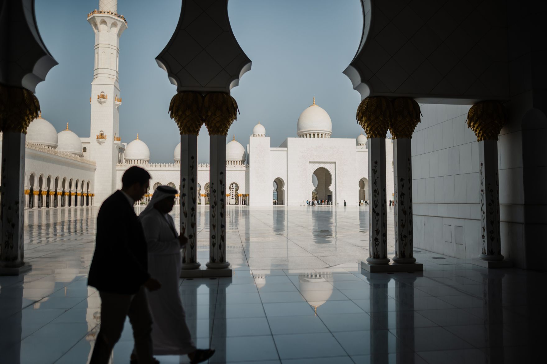 Am 10. Oktober 2025 setzte Staatssekret&auml;r Alexander Pr&ouml;ll (l.) seinen mehrt&auml;gigen Arbeitsbesuch in Abu Dhabi fort. Im Bild beim Besuch der Scheich-Zayid-Moschee.