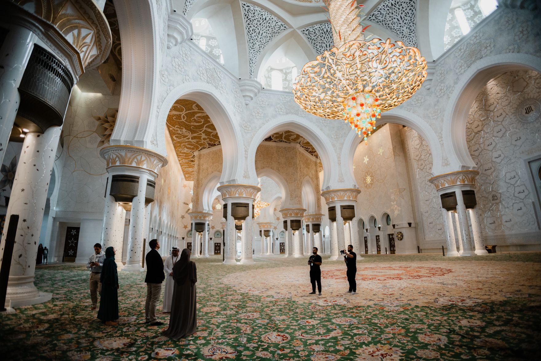 Am 10. Oktober 2025 setzte Staatssekret&auml;r Alexander Pr&ouml;ll (3.v.l.) seinen mehrt&auml;gigen Arbeitsbesuch in Abu Dhabi fort. Im Bild beim Besuch der Scheich-Zayid-Moschee.