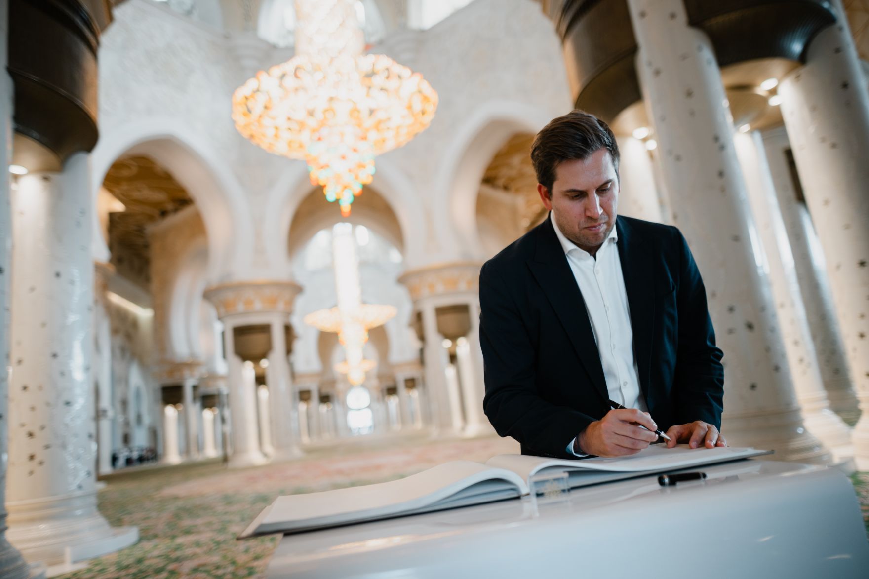 Am 10. Oktober 2025 setzte Staatssekret&auml;r Alexander Pr&ouml;ll (im Bild) seinen mehrt&auml;gigen Arbeitsbesuch in Abu Dhabi fort. Im Bild beim Besuch der Scheich-Zayid-Moschee.