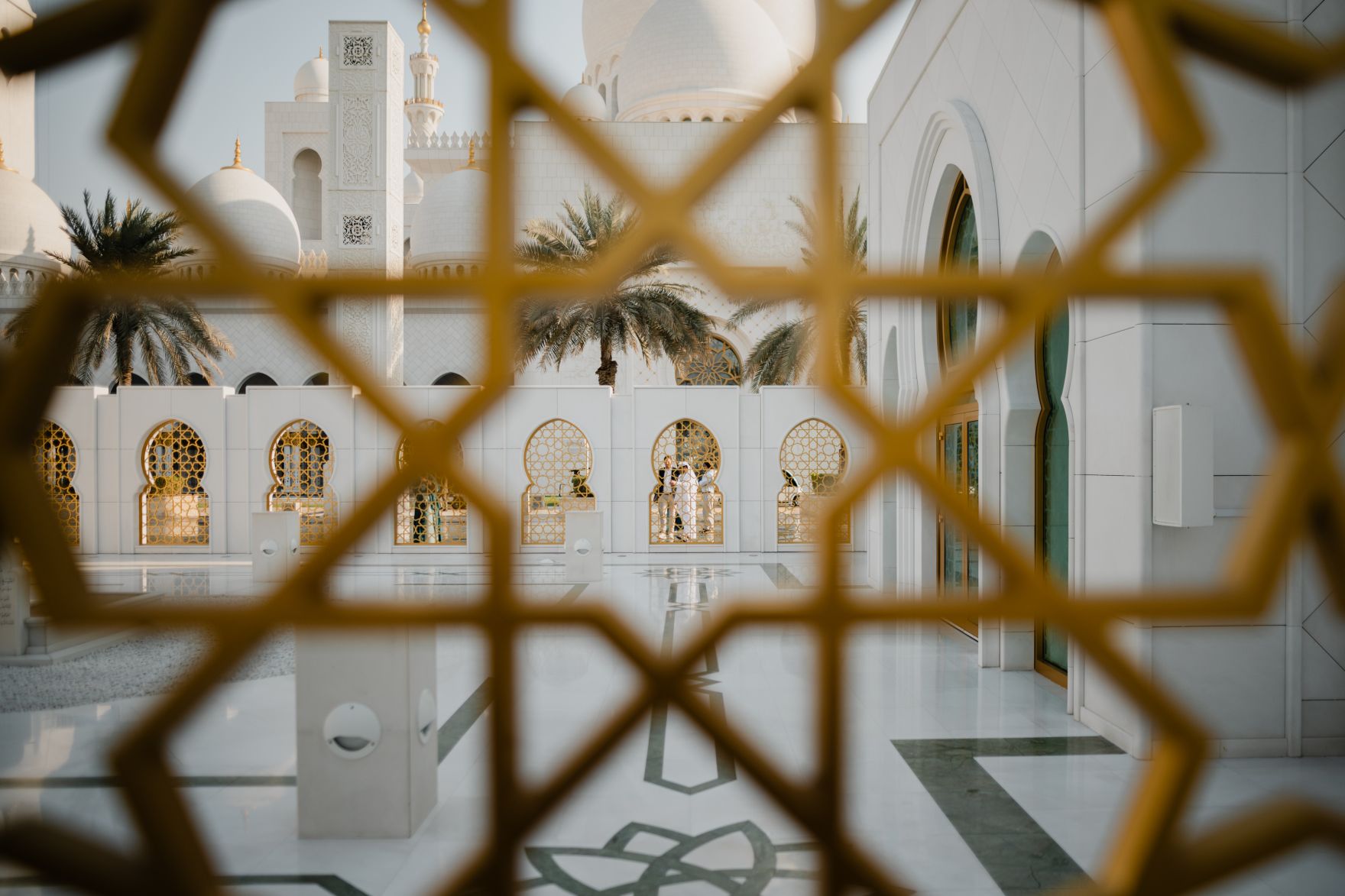 Am 10. Oktober 2025 setzte Staatssekret&auml;r Alexander Pr&ouml;ll seinen mehrt&auml;gigen Arbeitsbesuch in Abu Dhabi fort. Im Bild beim Besuch der Scheich-Zayid-Moschee.