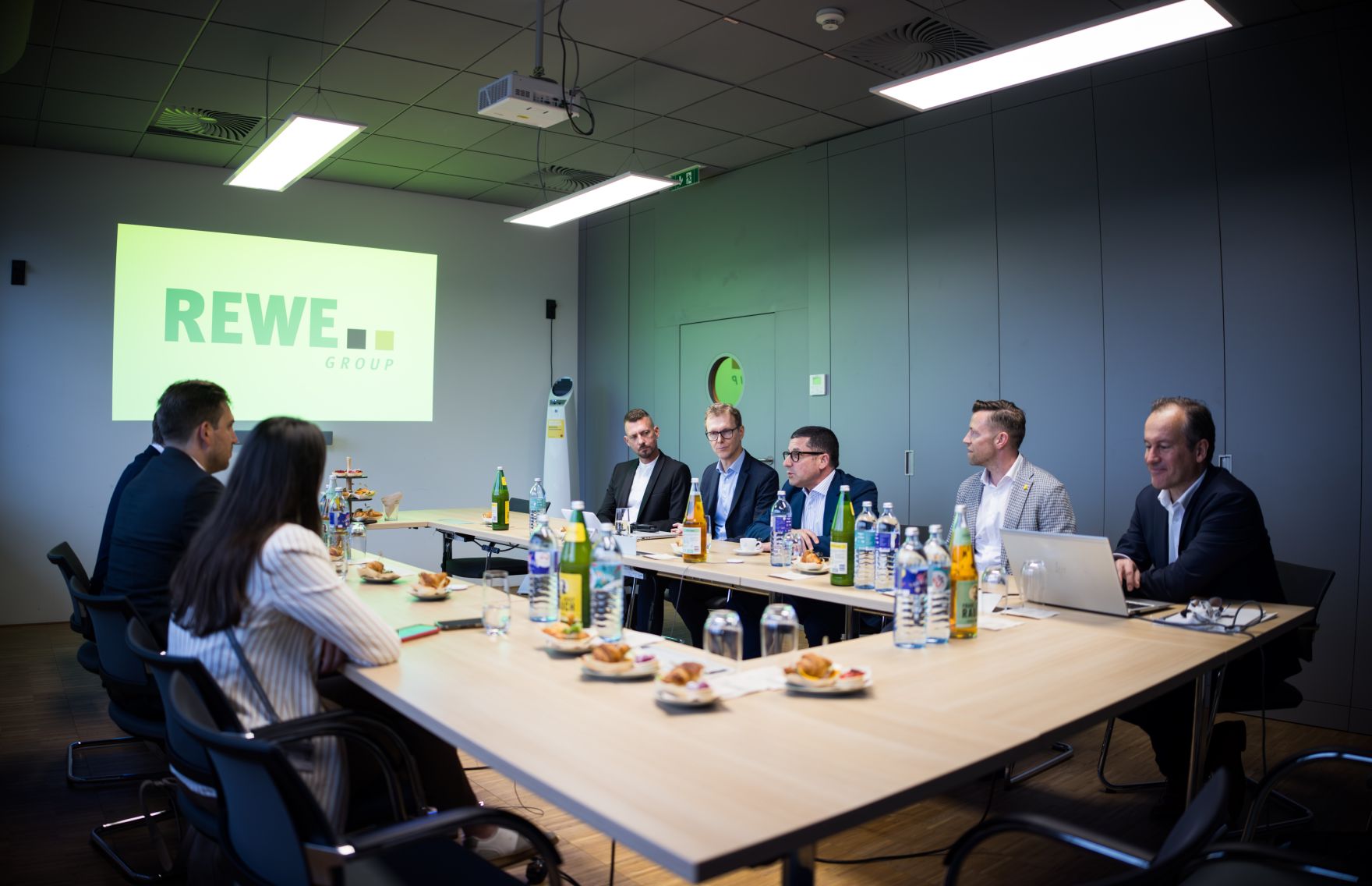 Am 10. September 2025 nahm Staatssekret&auml;r Alexander Pr&ouml;ll (2.v.l.) an der Er&ouml;ffnung der Billa Innovationsmesse teil. Im Bild mit dem Vorstandsvorsitzenden der Billa AG Erich Szuchy (3.v.r.).