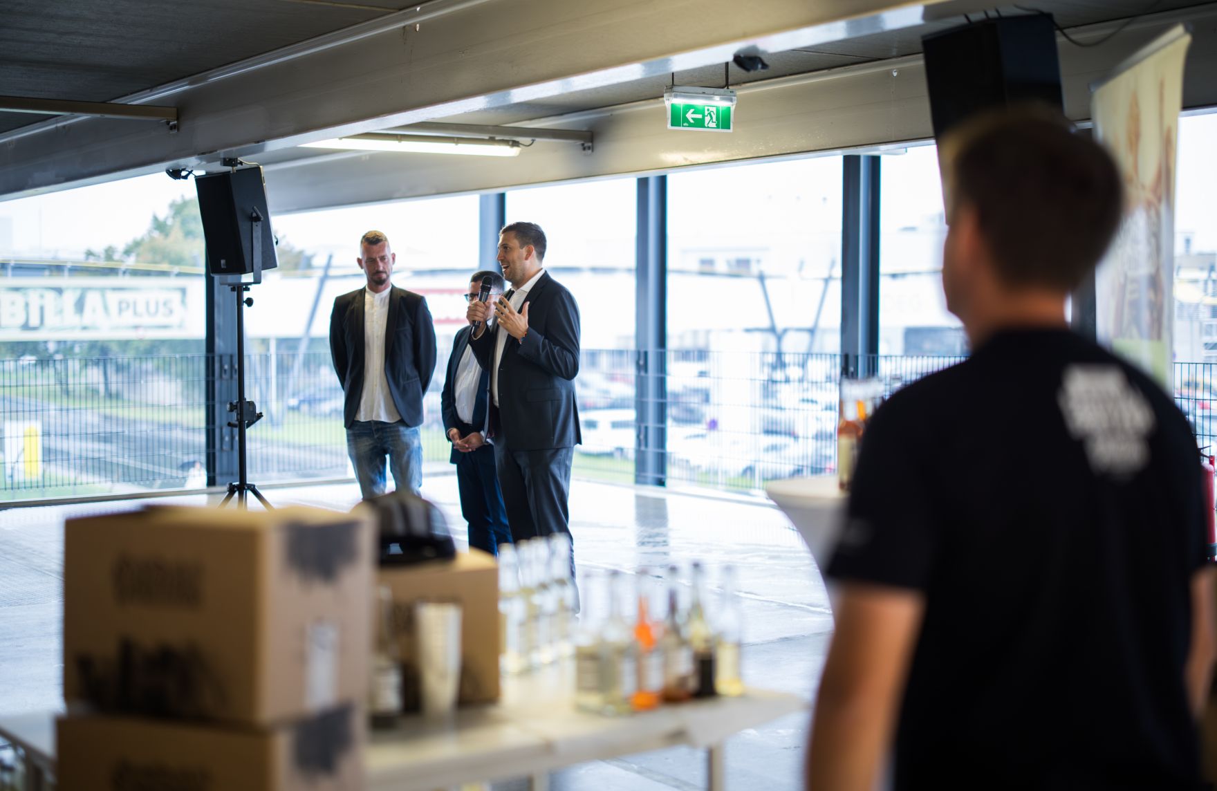 Am 10. September 2025 nahm Staatssekret&auml;r Alexander Pr&ouml;ll (2.v.r.) an der Er&ouml;ffnung der Billa Innovationsmesse teil. Im Bild mit dem Vorstandsvorsitzenden der Billa AG Erich Szuchy (2.v.l.).