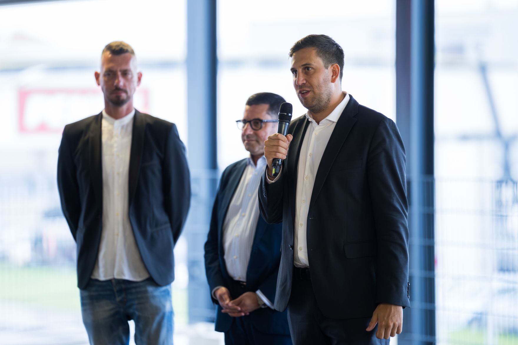 Am 10. September 2025 nahm Staatssekret&auml;r Alexander Pr&ouml;ll (r.) an der Er&ouml;ffnung der Billa Innovationsmesse teil. Im Bild mit dem Vorstandsvorsitzenden der Billa AG Erich Szuchy (m.).