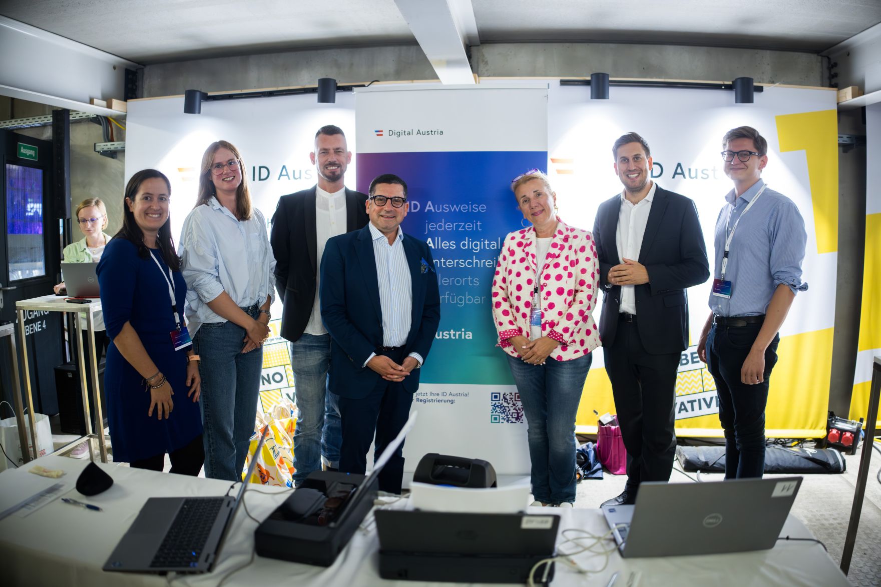 Am 10. September 2025 nahm Staatssekret&auml;r Alexander Pr&ouml;ll (2.v.r.) an der Er&ouml;ffnung der Billa Innovationsmesse teil. Im Bild beim ID-Austria Stand mit dem Vorstandsvorsitzenden der Billa AG Erich Szuchy (4.v.r.).