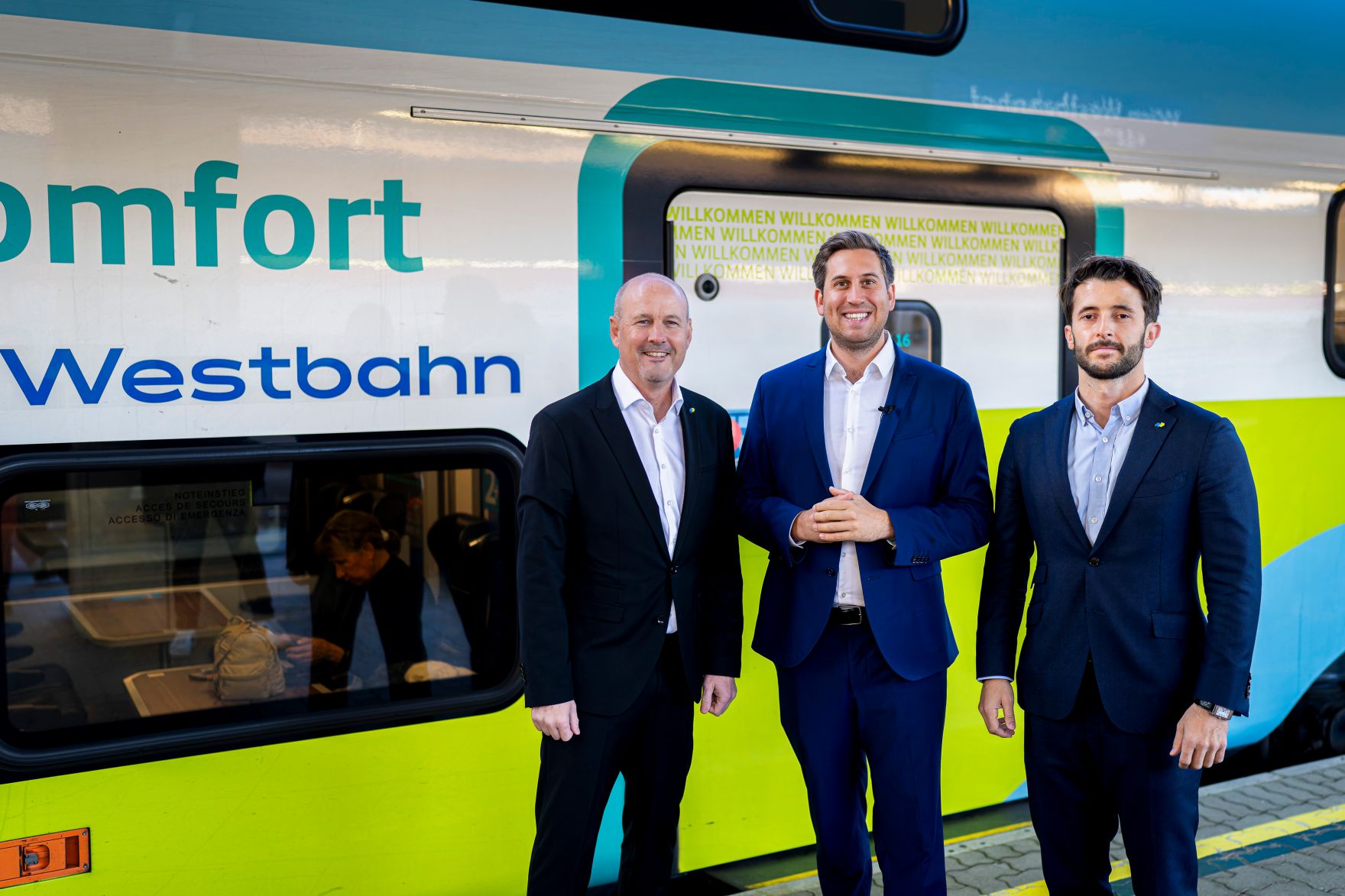 Am 16. Oktober 2025 fuhr Staatssekret&auml;r Alexander Pr&ouml;ll (m.) im Rahmen der ID-Austria Servicetour mit der Westbahn von Wien nach Linz.