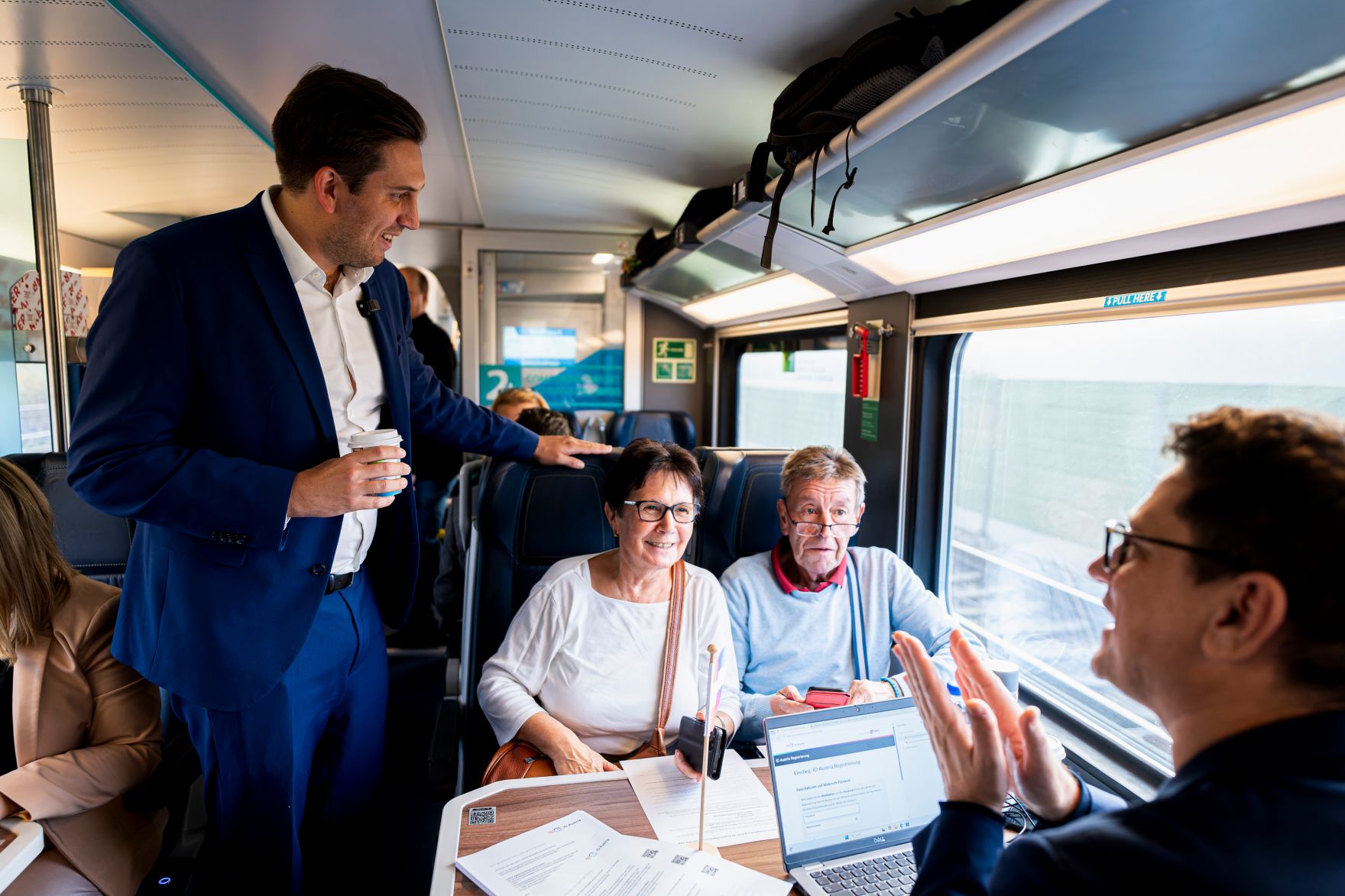 Am 16. Oktober 2025 fuhr Staatssekret&auml;r Alexander Pr&ouml;ll (l.) im Rahmen der ID-Austria Servicetour mit der Westbahn von Wien nach Linz.