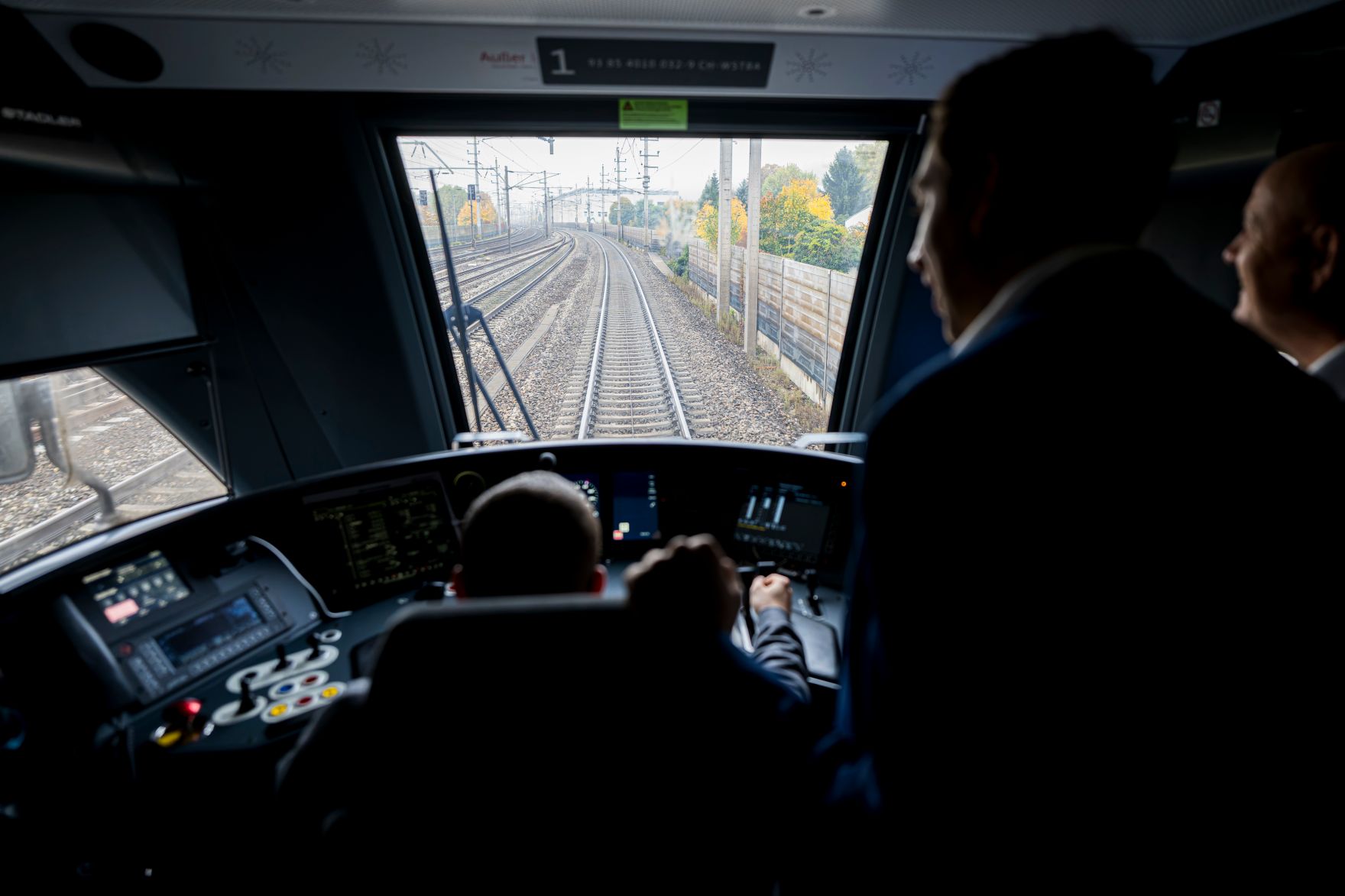 Am 16. Oktober 2025 fuhr Staatssekret&auml;r Alexander Pr&ouml;ll (m.r.) im Rahmen der ID-Austria Servicetour mit der Westbahn von Wien nach Linz.
