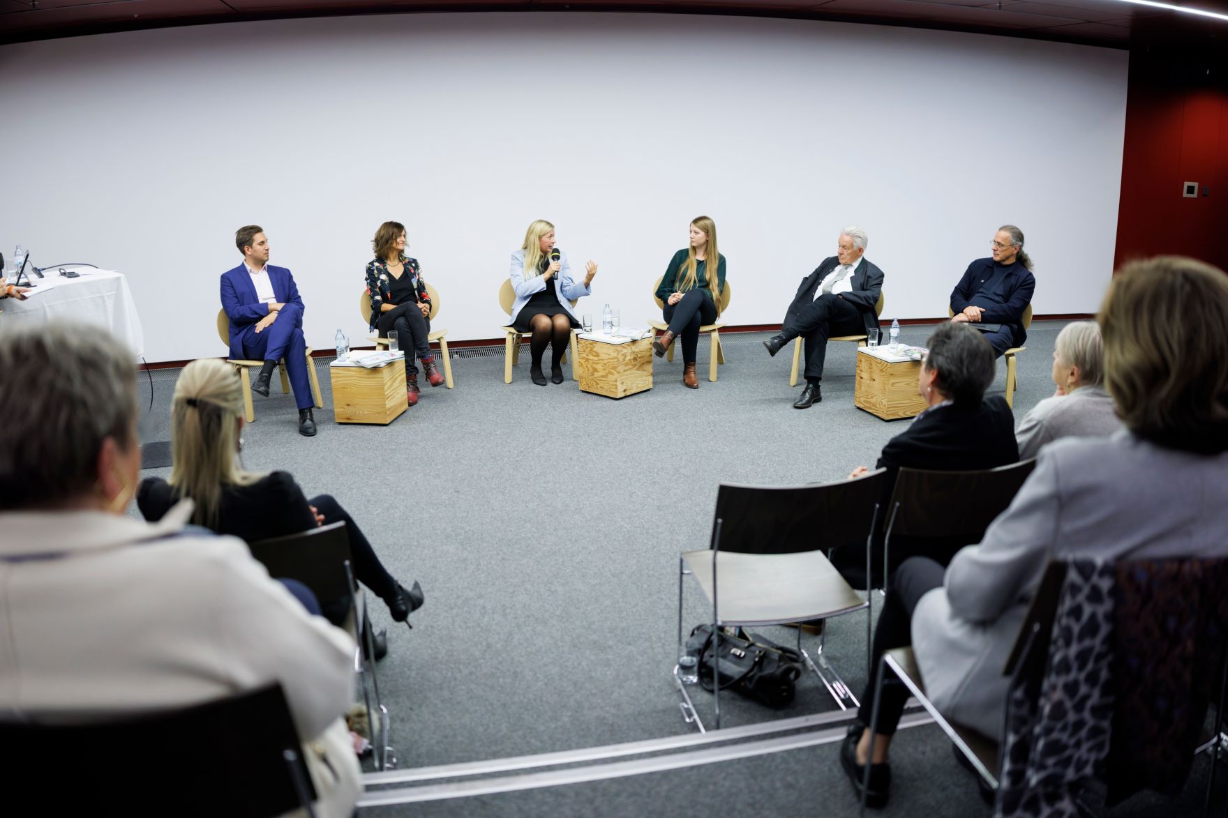 Am 17. Oktober 2025 nahm Staatssekret&auml;r Alexander Pr&ouml;ll (3.v.l.) an einer Podiumsdiskussion beim Ars Electronica teil.