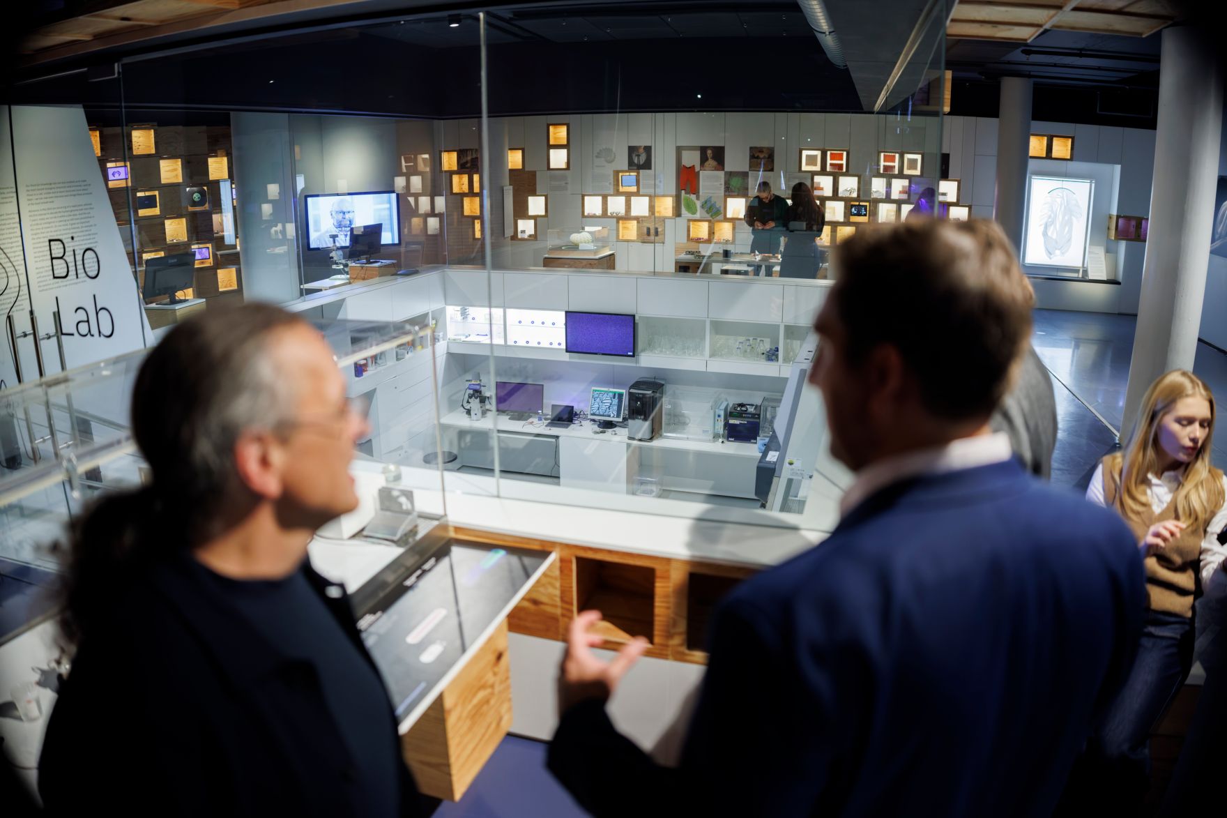 Am 17. Oktober 2025 nahm Staatssekret&auml;r Alexander Pr&ouml;ll (2.v.r.) an einer Podiumsdiskussion beim Ars Electronica teil. Im Bild bei der anschlie&szlig;enden F&uuml;hrung.