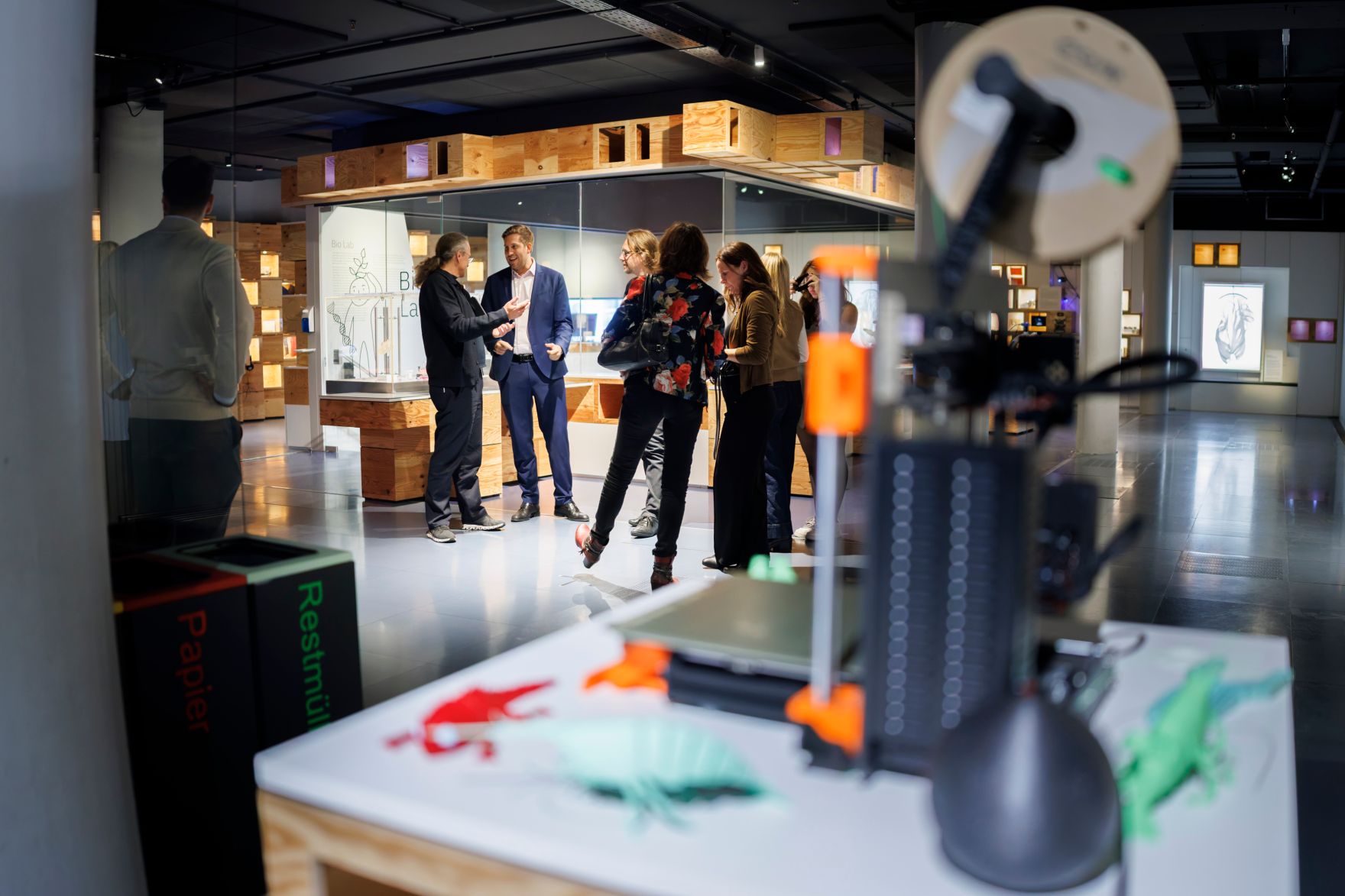 Am 17. Oktober 2025 nahm Staatssekret&auml;r Alexander Pr&ouml;ll (2.v.l.) an einer Podiumsdiskussion beim Ars Electronica teil. Im Bild bei der anschlie&szlig;enden F&uuml;hrung.