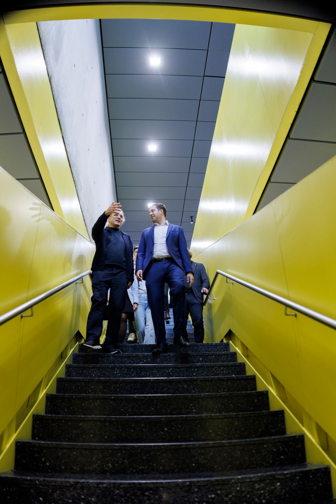 Am 17. Oktober 2025 nahm Staatssekret&auml;r Alexander Pr&ouml;ll (r.) an einer Podiumsdiskussion beim Ars Electronica teil. Im Bild bei der anschlie&szlig;enden F&uuml;hrung.