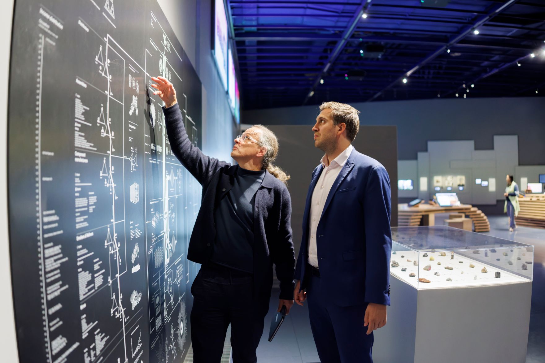 Am 17. Oktober 2025 nahm Staatssekret&auml;r Alexander Pr&ouml;ll (r.) an einer Podiumsdiskussion beim Ars Electronica teil. Im Bild bei der anschlie&szlig;enden F&uuml;hrung.