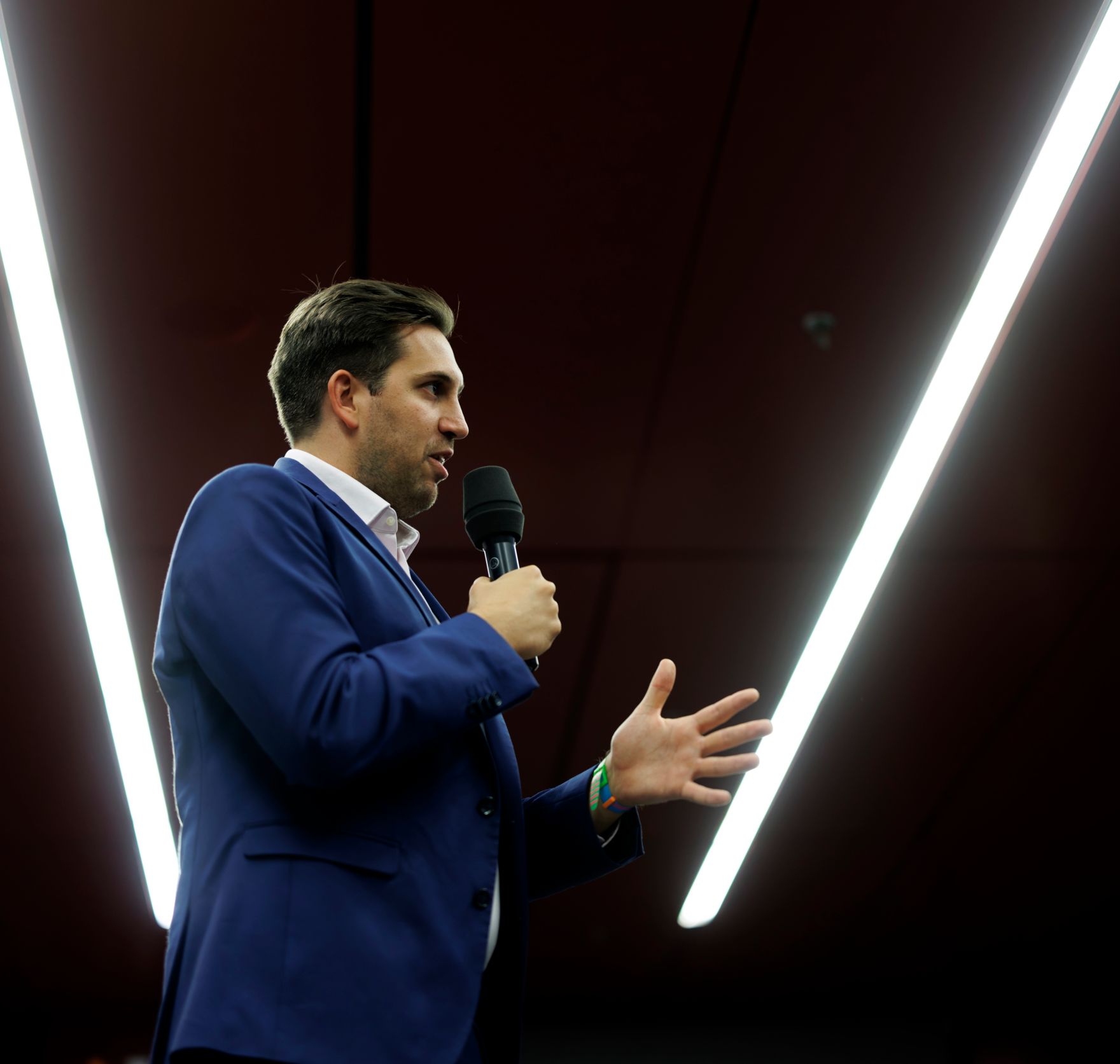 Am 17. Oktober 2025 nahm Staatssekret&auml;r Alexander Pr&ouml;ll (im Bild) an einer Podiumsdiskussion beim Ars Electronica teil. Im Bild bei der anschlie&szlig;enden F&uuml;hrung.