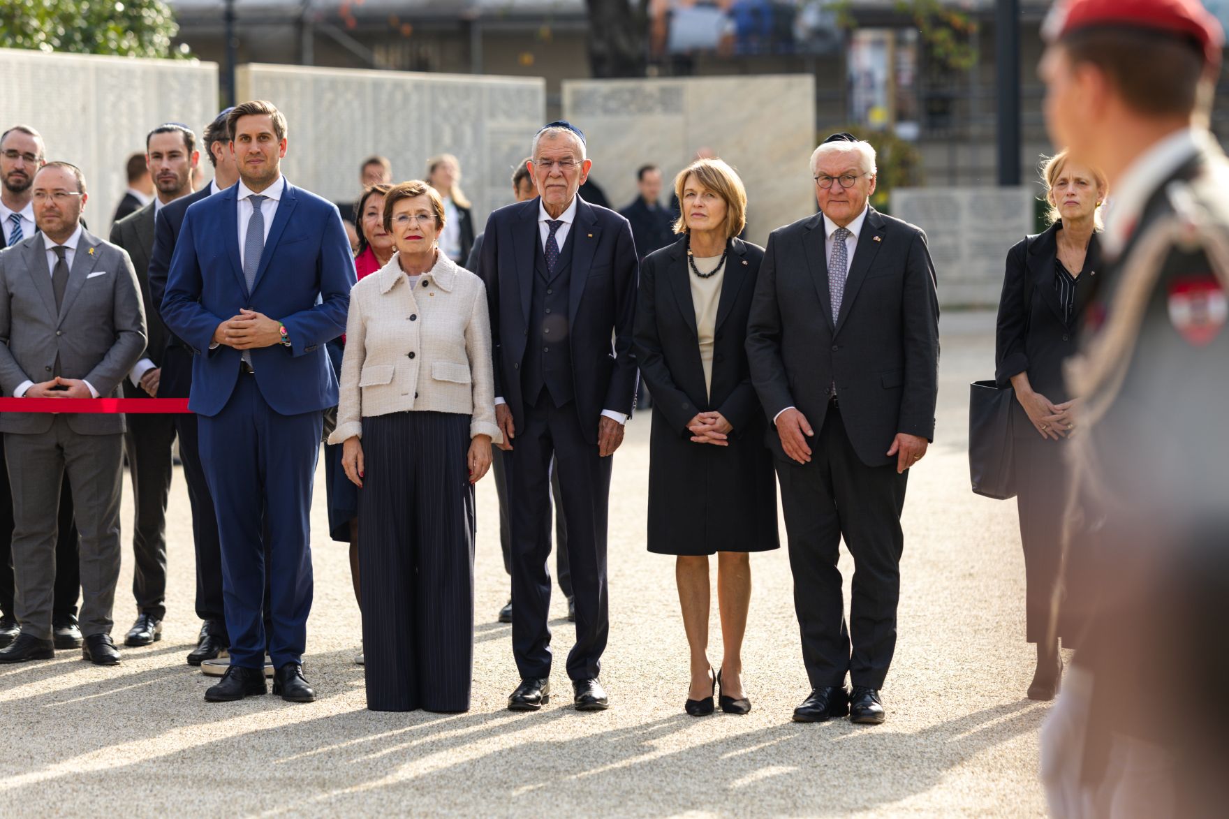 Am 21. Oktober 2025 nahm Staatssekret&auml;r Alexander Pr&ouml;ll (l.) gemeinsam mit Bundespr&auml;sident Alexander Van der Bellen (m.) und dem Bundespr&auml;sidenten Deutschlands Frank-Walter Steinmeier (r.), an einer Kranzniederlegung bei der Namensmauer im Ostarrichipark teil.