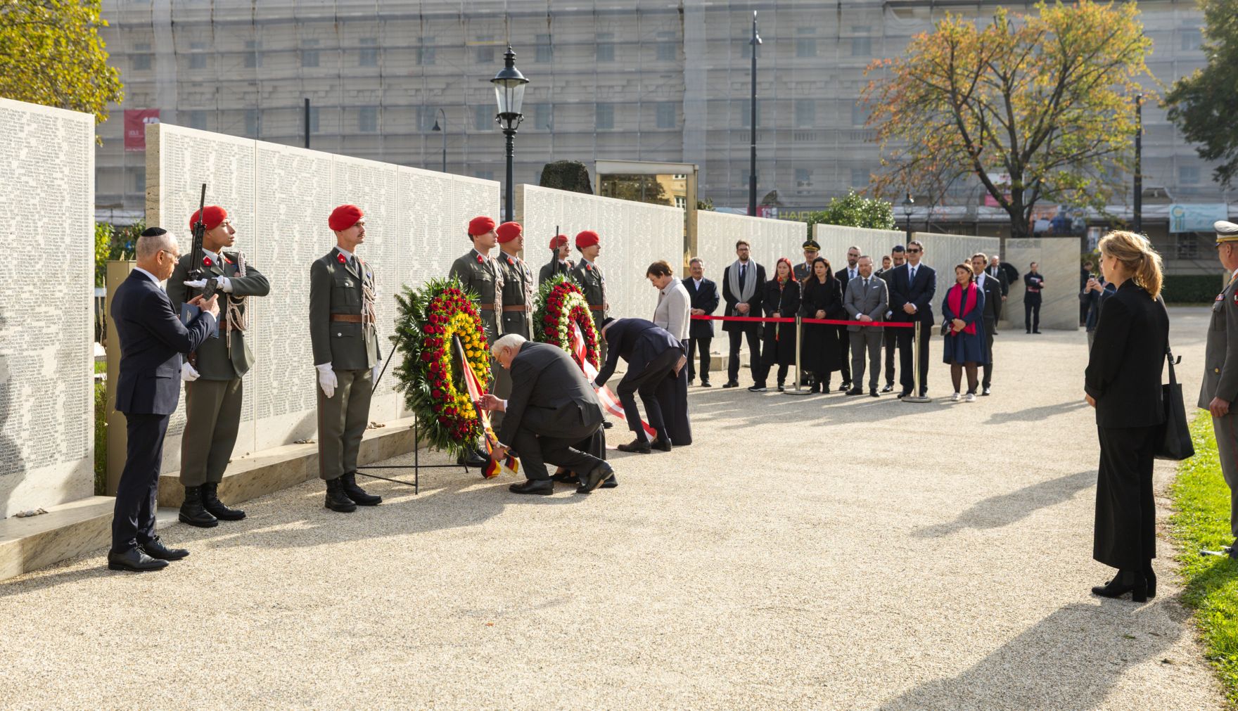 Am 21. Oktober 2025 nahm Staatssekret&auml;r Alexander Pr&ouml;ll gemeinsam mit Bundespr&auml;sident Alexander Van der Bellen (m.) und dem Bundespr&auml;sidenten Deutschlands Frank-Walter Steinmeier (m.l.), an einer Kranzniederlegung bei der Namensmauer im Ostarrichipark teil.