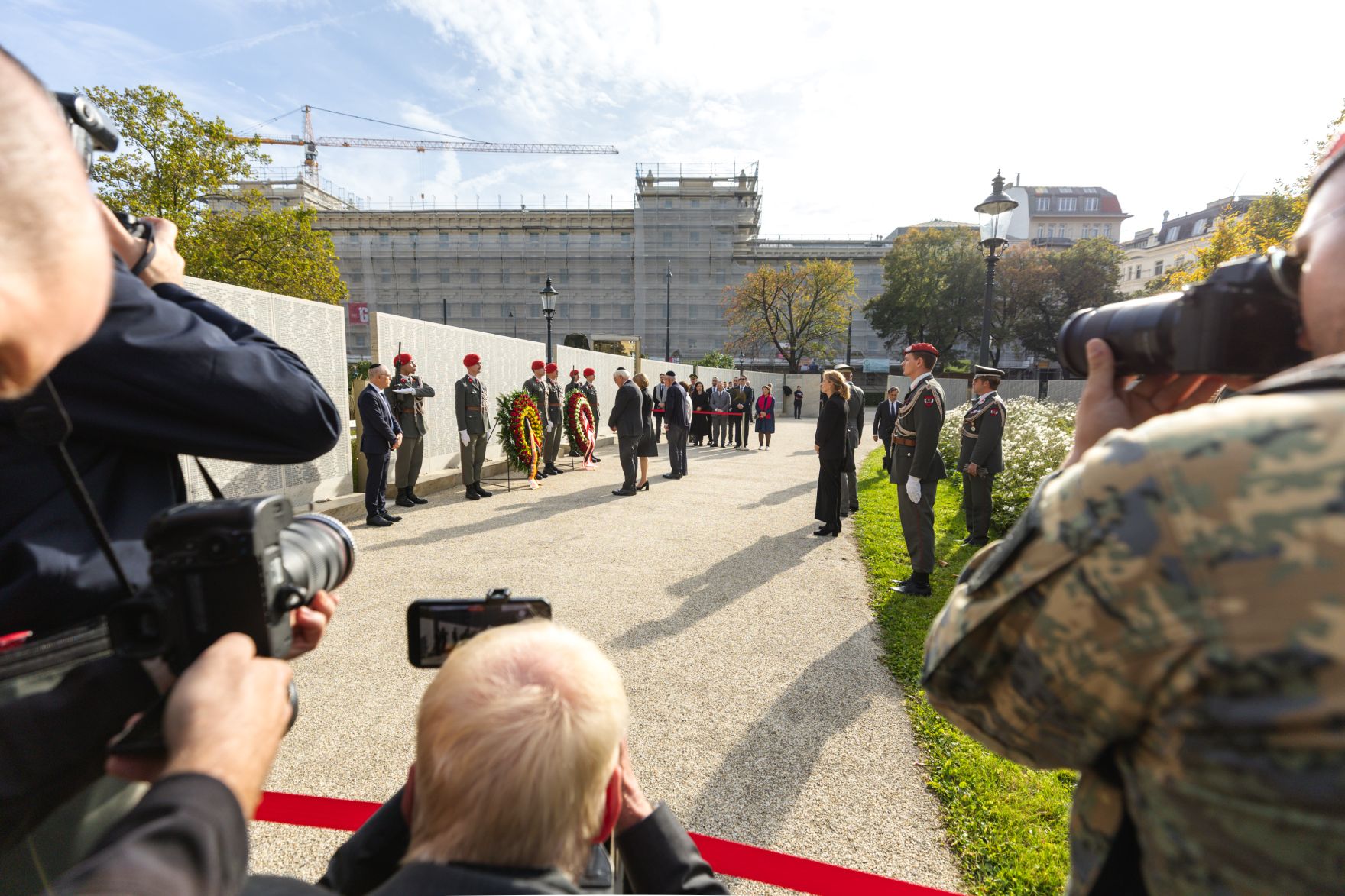 Am 21. Oktober 2025 nahm Staatssekret&auml;r Alexander Pr&ouml;ll gemeinsam mit Bundespr&auml;sident Alexander Van der Bellen und dem Bundespr&auml;sidenten Deutschlands Frank-Walter Steinmeier, an einer Kranzniederlegung bei der Namensmauer im Ostarrichipark teil.