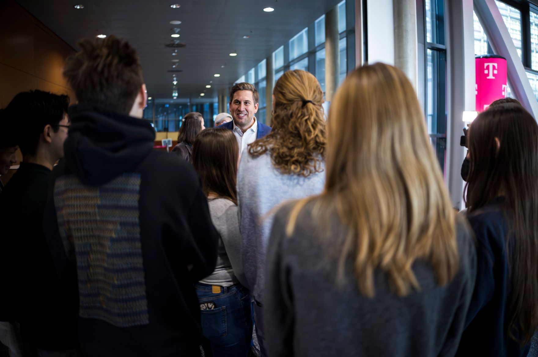 Am 21. Oktober 2025 besuchte Staatssekret&auml;r Alexander Pr&ouml;ll (m.) die Magenta Swift Coding Challenge 2025 im T-Center in Wien.