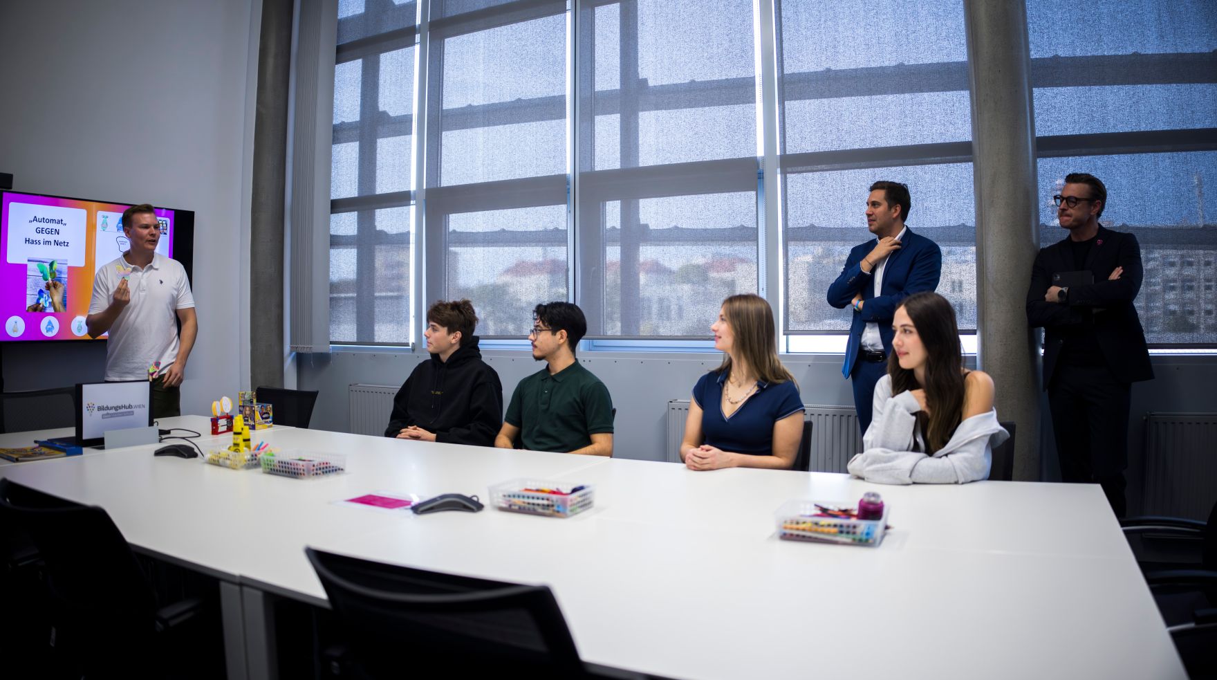 Am 21. Oktober 2025 besuchte Staatssekret&auml;r Alexander Pr&ouml;ll (3.v.r.) die Magenta Swift Coding Challenge 2025 im T-Center in Wien.