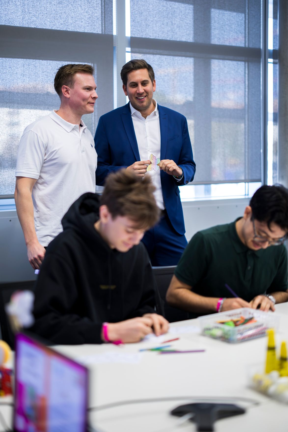 Am 21. Oktober 2025 besuchte Staatssekret&auml;r Alexander Pr&ouml;ll (m.) die Magenta Swift Coding Challenge 2025 im T-Center in Wien.