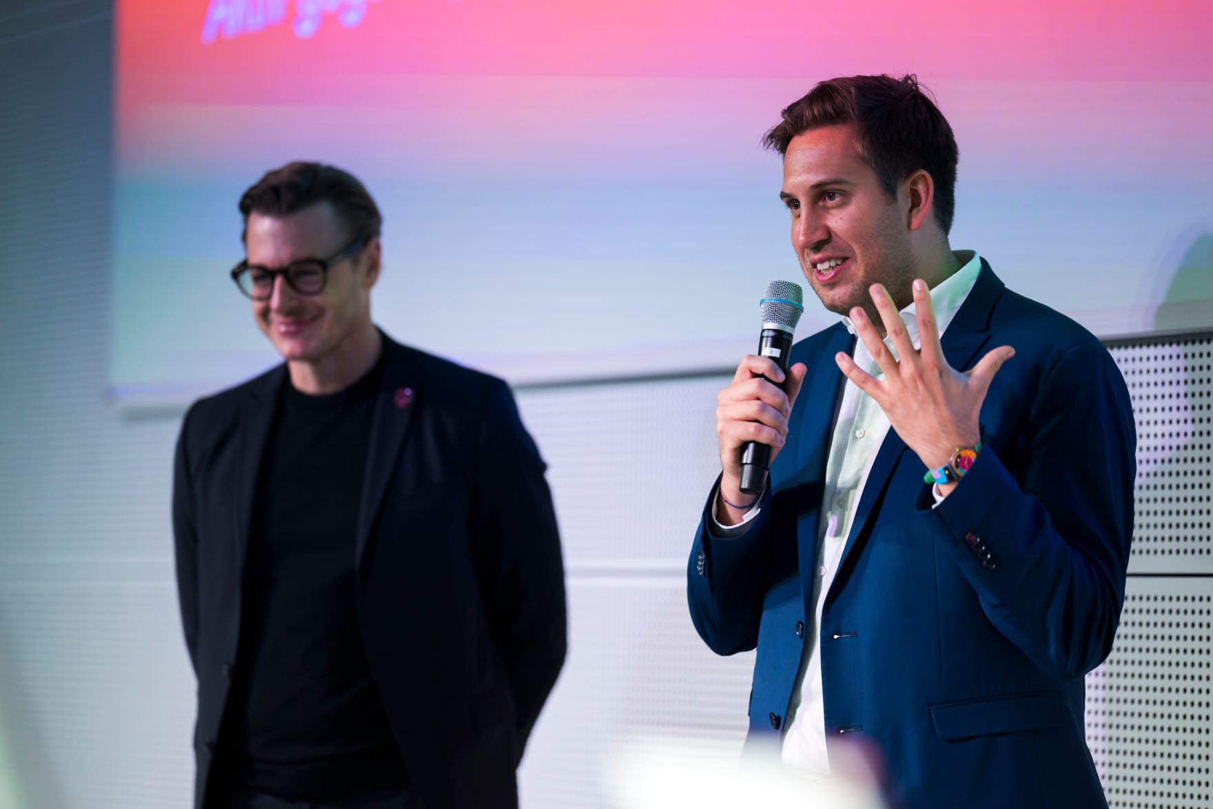 Am 21. Oktober 2025 besuchte Staatssekret&auml;r Alexander Pr&ouml;ll (r.) die Magenta Swift Coding Challenge 2025 im T-Center in Wien.