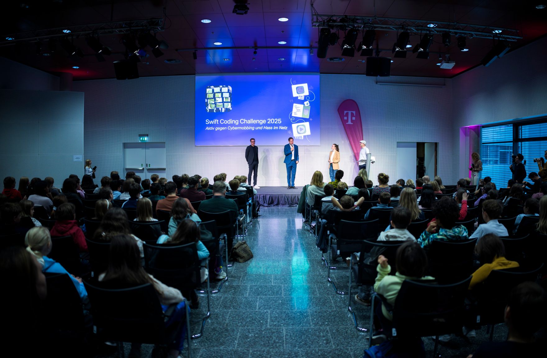 Am 21. Oktober 2025 besuchte Staatssekret&auml;r Alexander Pr&ouml;ll (m.) die Magenta Swift Coding Challenge 2025 im T-Center in Wien.