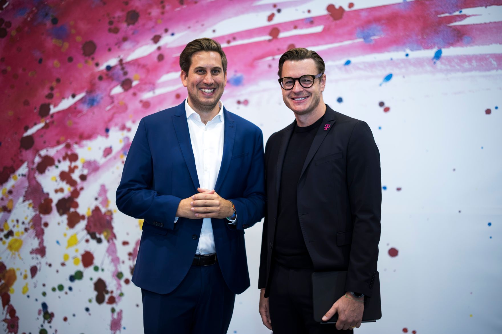 Am 21. Oktober 2025 besuchte Staatssekret&auml;r Alexander Pr&ouml;ll (l.) die Magenta Swift Coding Challenge 2025 im T-Center in Wien.