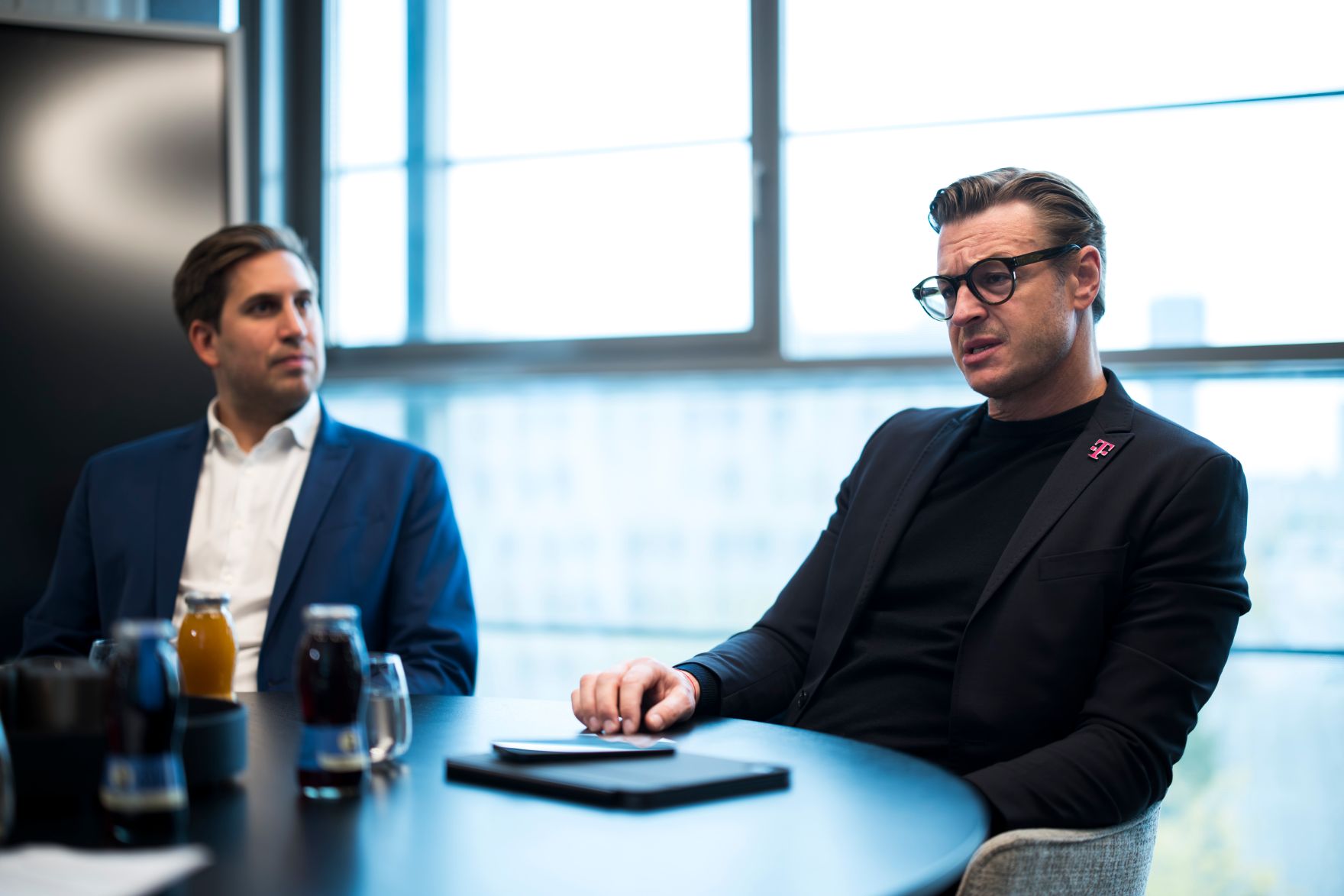 Am 21. Oktober 2025 besuchte Staatssekret&auml;r Alexander Pr&ouml;ll (l.) die Magenta Swift Coding Challenge 2025 im T-Center in Wien. Im Bild bei einem Round Table Gespr&auml;ch.