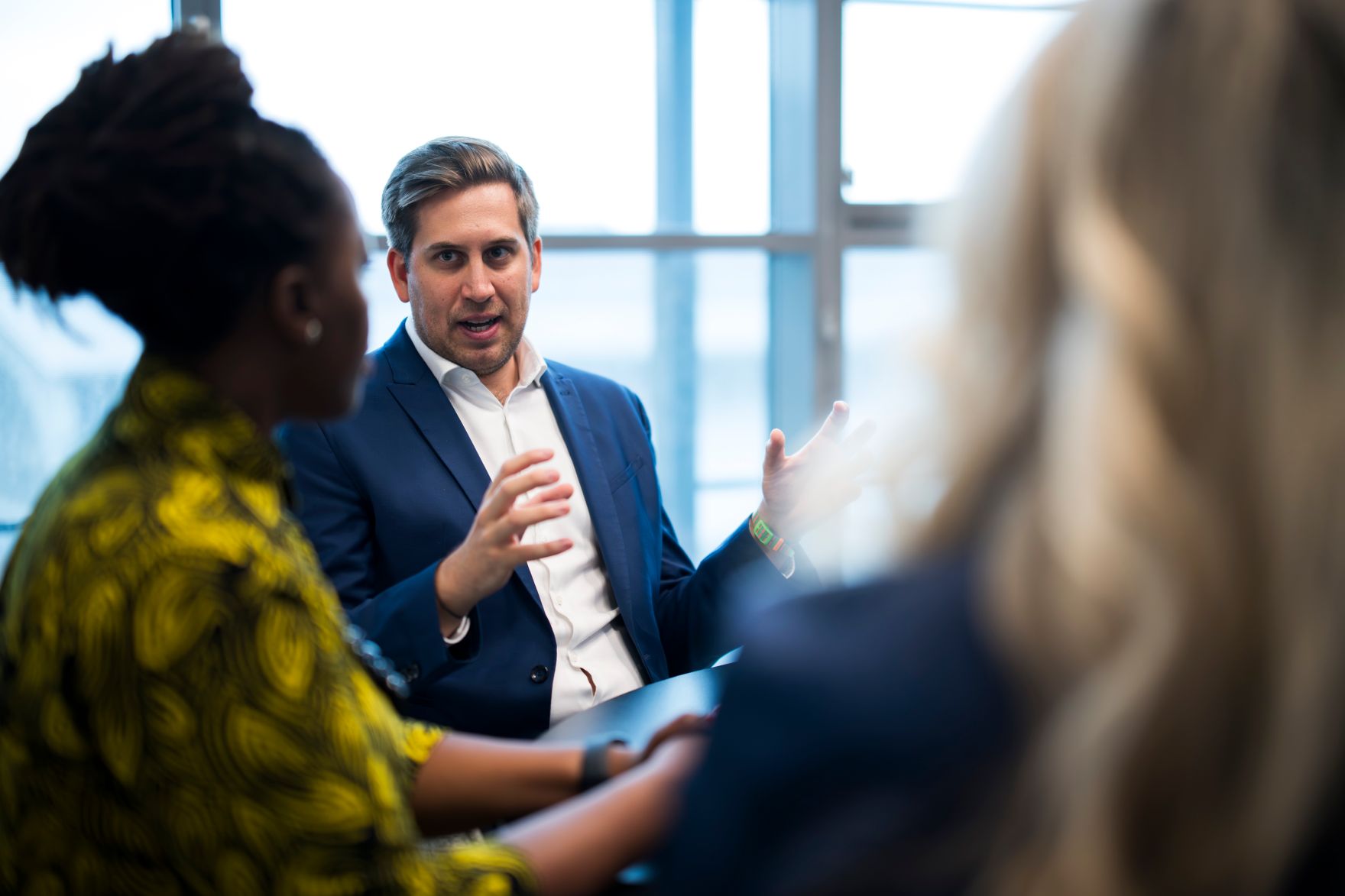Am 21. Oktober 2025 besuchte Staatssekret&auml;r Alexander Pr&ouml;ll (m.) die Magenta Swift Coding Challenge 2025 im T-Center in Wien. Im Bild bei einem Round Table Gespr&auml;ch.