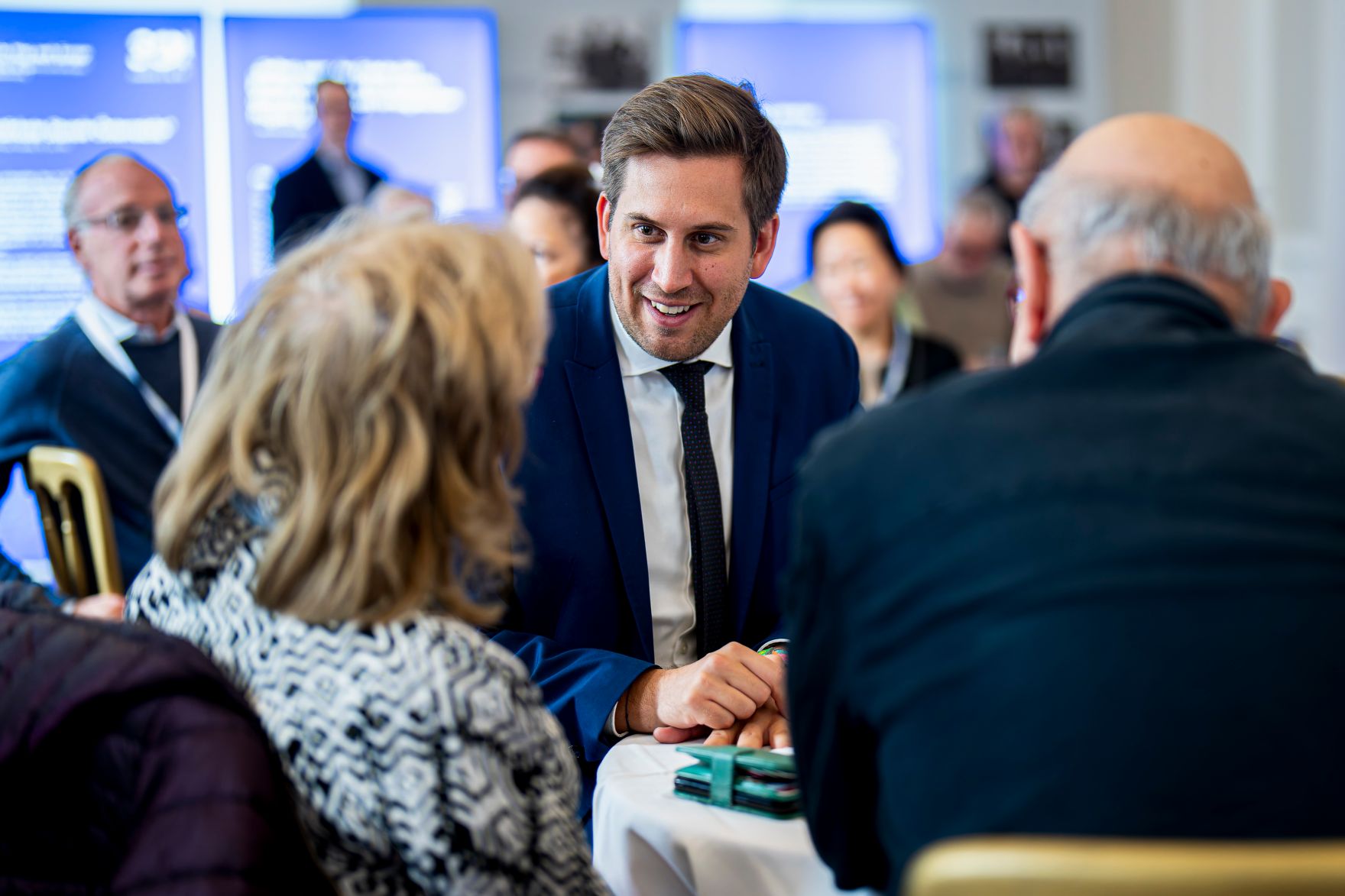 Am 21. Oktober 2025 lud Staatssekret&auml;r Alexander Pr&ouml;ll (m.) Auslands&ouml;sterreicherinnen und Auslands&ouml;sterreicher des Jewish Welcome Service ins Bundeskanzleramt.