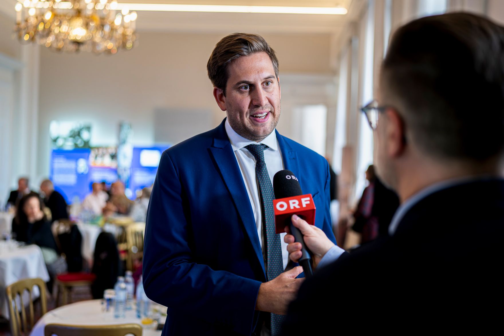 Am 21. Oktober 2025 lud Staatssekret&auml;r Alexander Pr&ouml;ll (m.) Auslands&ouml;sterreicherinnen und Auslands&ouml;sterreicher des Jewish Welcome Service ins Bundeskanzleramt.