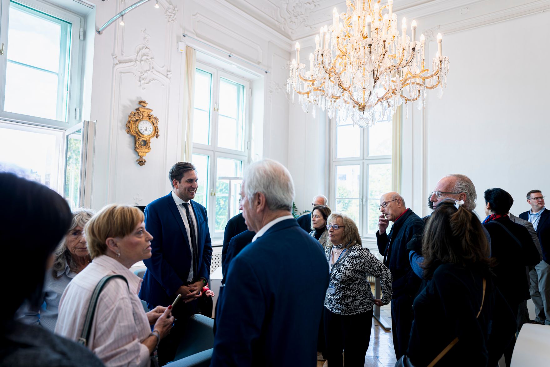 Am 21. Oktober 2025 lud Staatssekret&auml;r Alexander Pr&ouml;ll (4.v.l.) Auslands&ouml;sterreicherinnen und Auslands&ouml;sterreicher des Jewish Welcome Service ins Bundeskanzleramt.