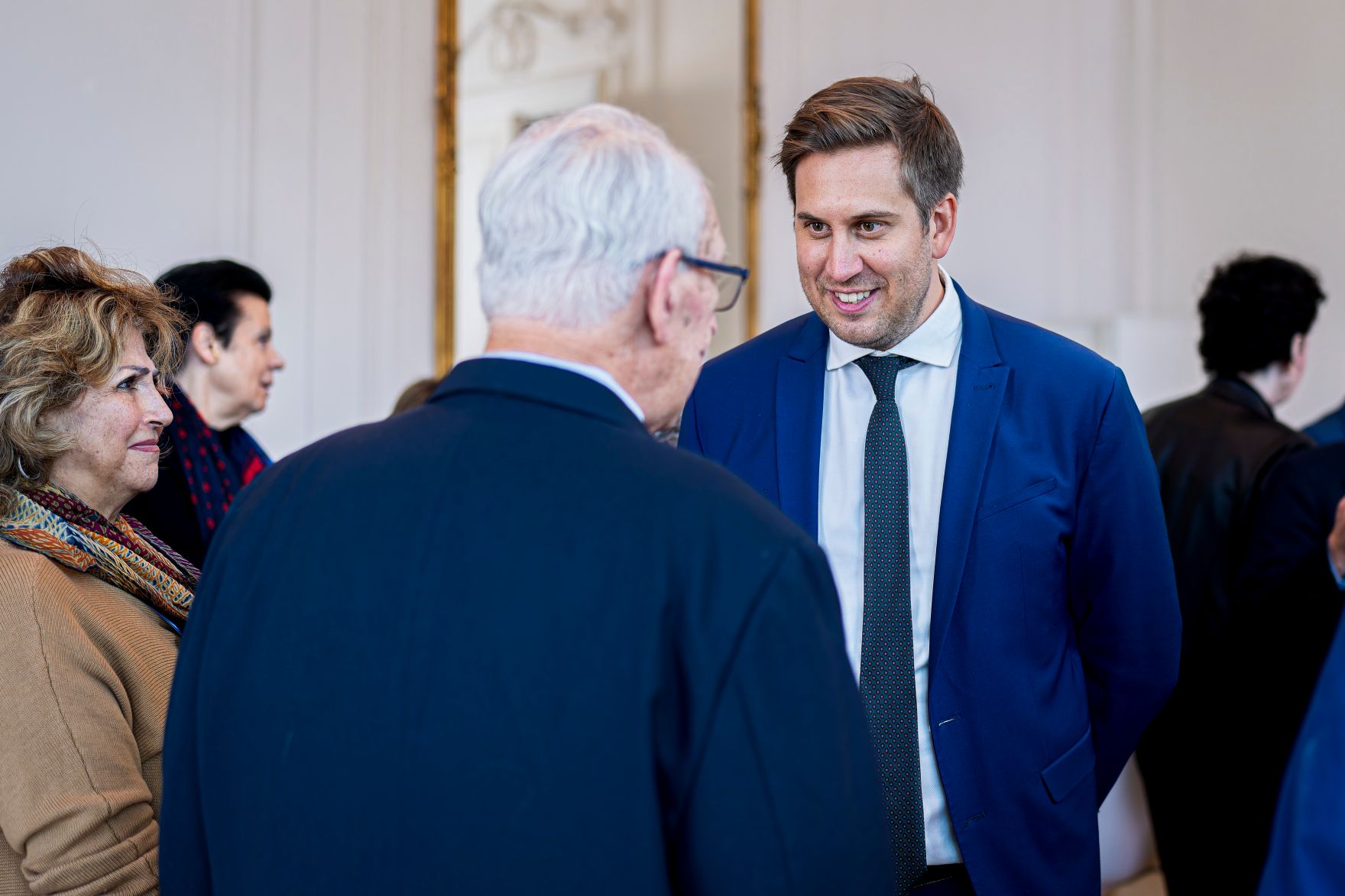 Am 21. Oktober 2025 lud Staatssekret&auml;r Alexander Pr&ouml;ll (m.r.) Auslands&ouml;sterreicherinnen und Auslands&ouml;sterreicher des Jewish Welcome Service ins Bundeskanzleramt.
