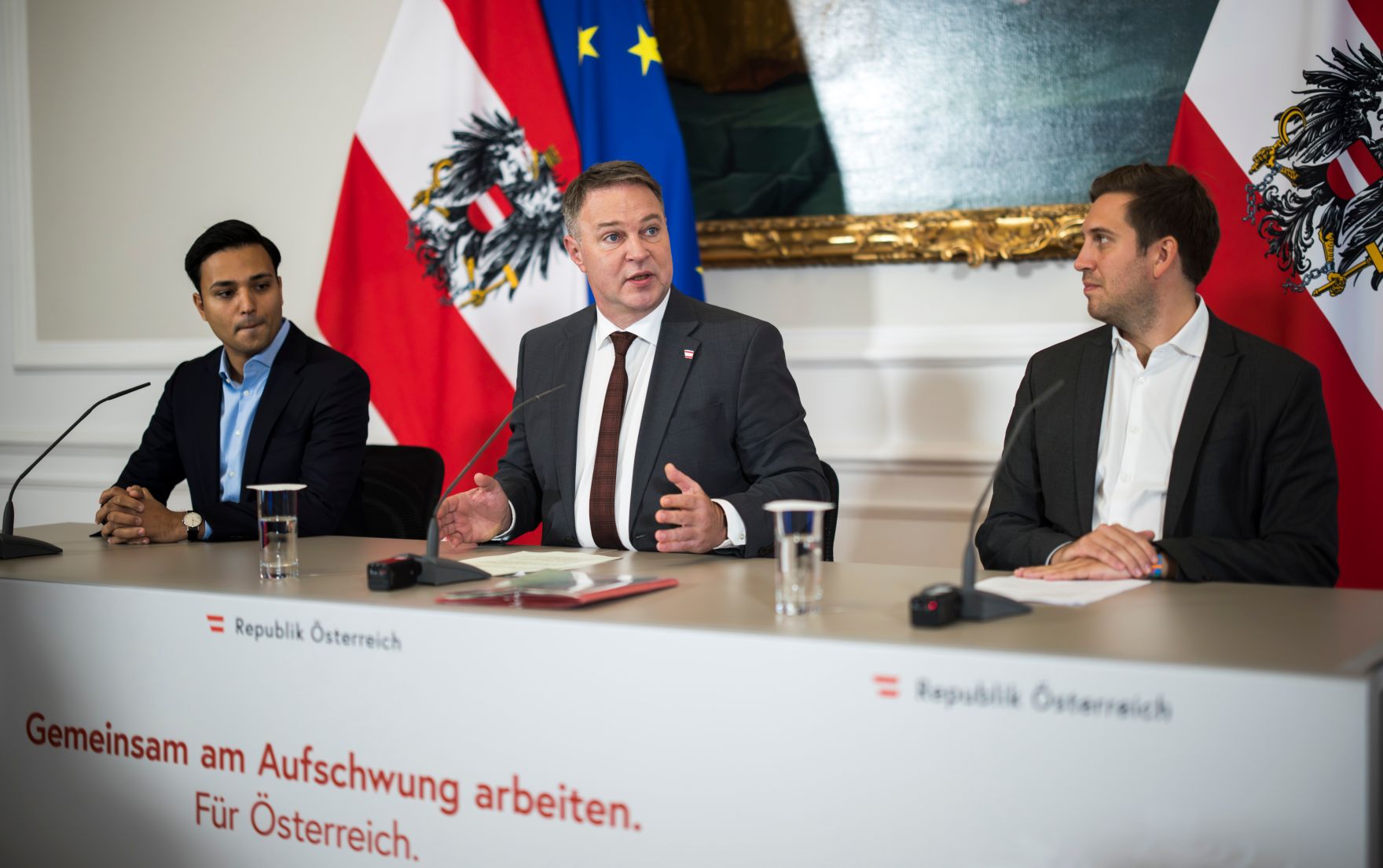 Am 22. Oktober 2025 nahmen Staatssekret&auml;r Alexander Pr&ouml;ll (r.), Vizekanzler Andreas Babler (m.) und Klubobmann Yannick Shetty (l.) am Pressefoyer nach dem Ministerrat teil.