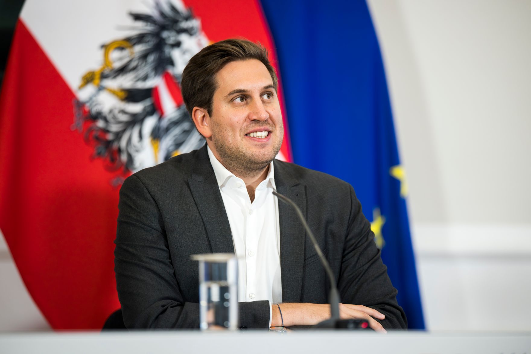 Am 22. Oktober 2025 nahmen Staatssekret&auml;r Alexander Pr&ouml;ll (im Bild), Vizekanzler Andreas Babler und Klubobmann Yannick Shetty am Pressefoyer nach dem Ministerrat teil.