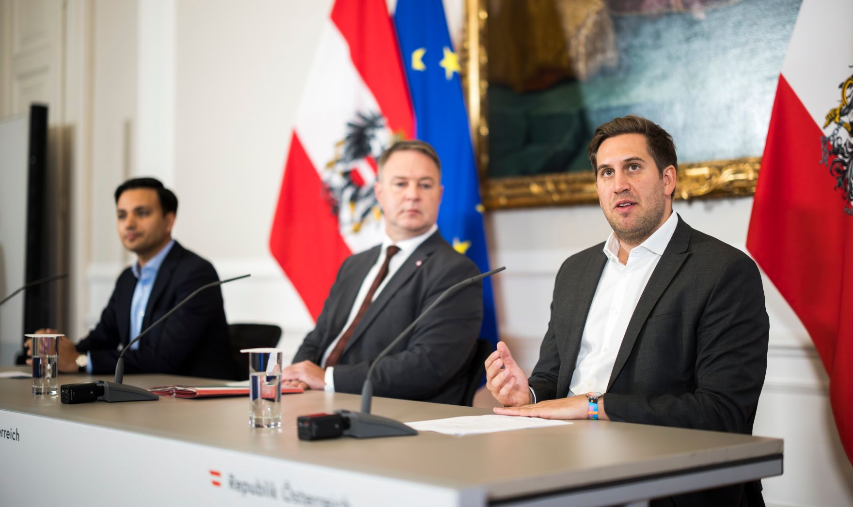 Am 22. Oktober 2025 nahmen Staatssekret&auml;r Alexander Pr&ouml;ll (r.), Vizekanzler Andreas Babler (m.) und Klubobmann Yannick Shetty (l.) am Pressefoyer nach dem Ministerrat teil.