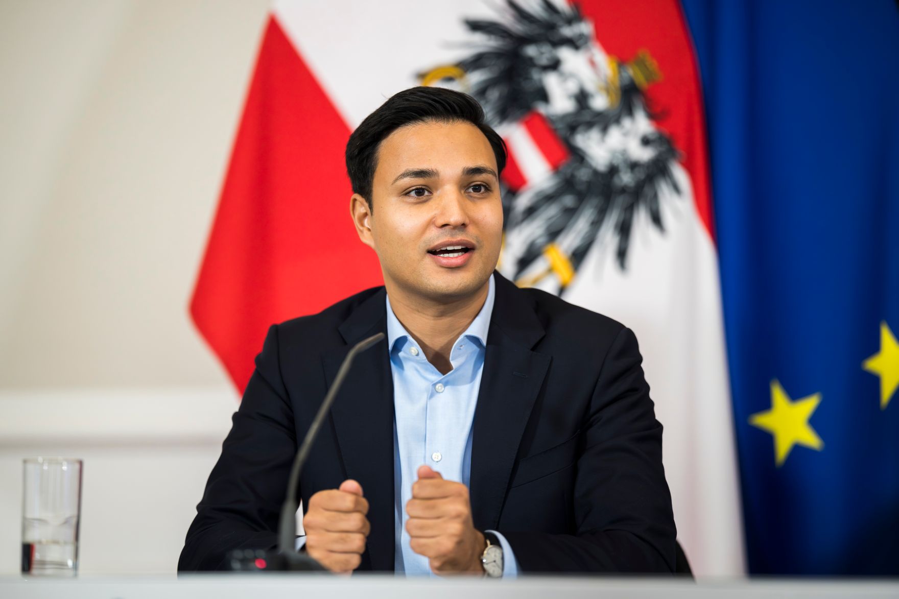 Am 22. Oktober 2025 nahmen Staatssekret&auml;r Alexander Pr&ouml;ll, Vizekanzler Andreas Babler und Klubobmann Yannick Shetty (im Bild) am Pressefoyer nach dem Ministerrat teil.