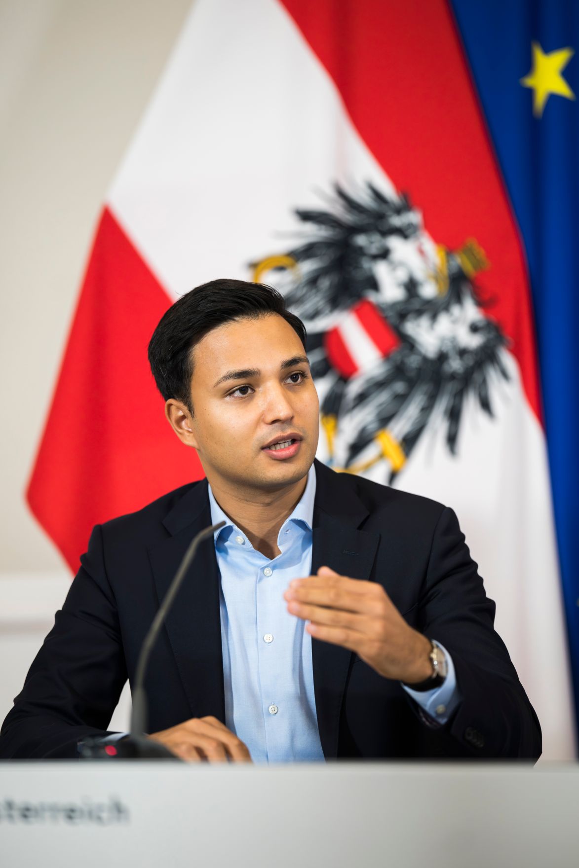 Am 22. Oktober 2025 nahmen Staatssekret&auml;r Alexander Pr&ouml;ll, Vizekanzler Andreas Babler und Klubobmann Yannick Shetty (im Bild) am Pressefoyer nach dem Ministerrat teil.