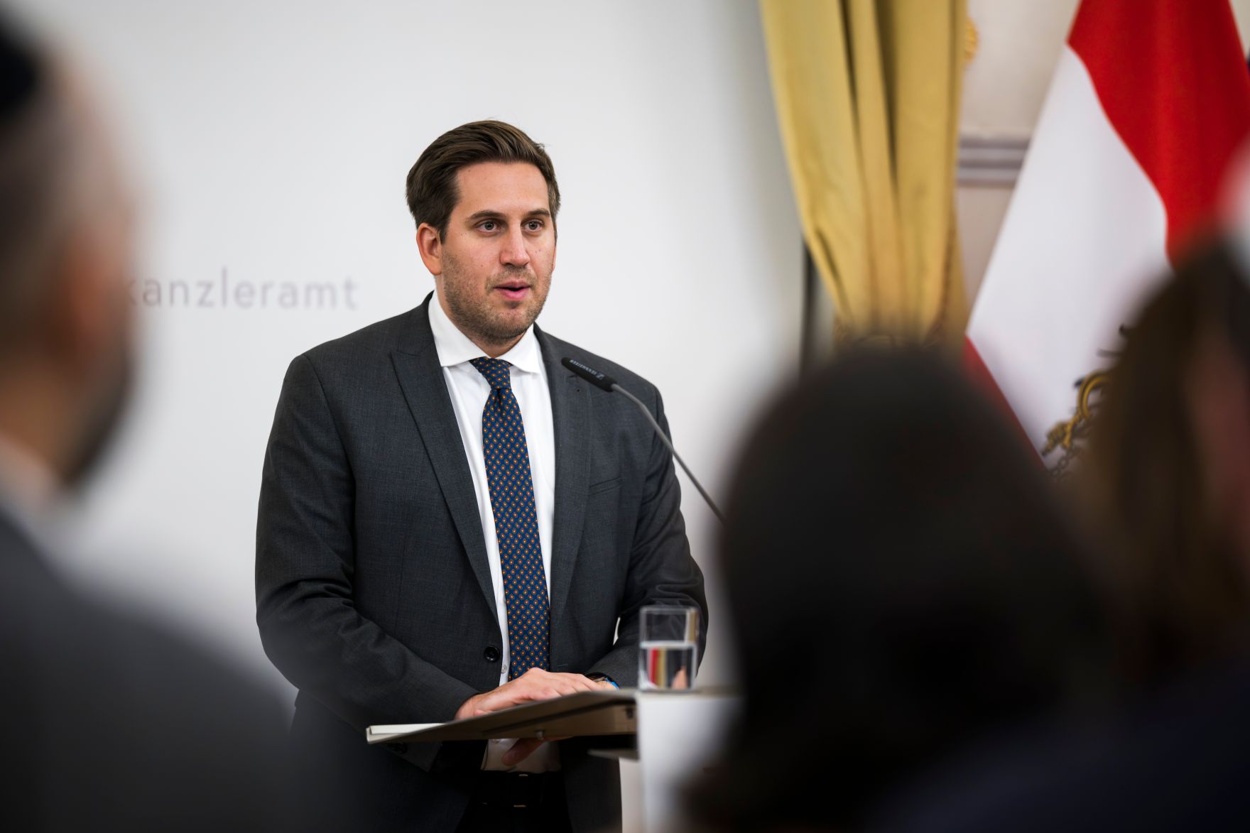 Am 22. Oktober 2025 gab Bundesministerin Claudia Plakolm gemeinsam mit Staatssekret&auml;r Alexander Pr&ouml;ll (im Bild) einen Abendempfang zum j&uuml;dischen Neujahrstag &quot;Rosch ha-Schana&quot; im Bundeskanzleramt.