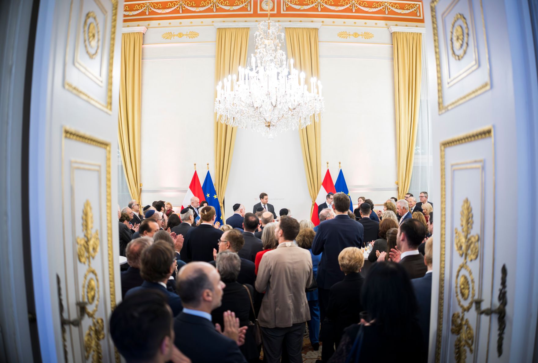 Am 22. Oktober 2025 gab Bundesministerin Claudia Plakolm gemeinsam mit Staatssekret&auml;r Alexander Pr&ouml;ll (m.) einen Abendempfang zum j&uuml;dischen Neujahrstag &quot;Rosch ha-Schana&quot; im Bundeskanzleramt.