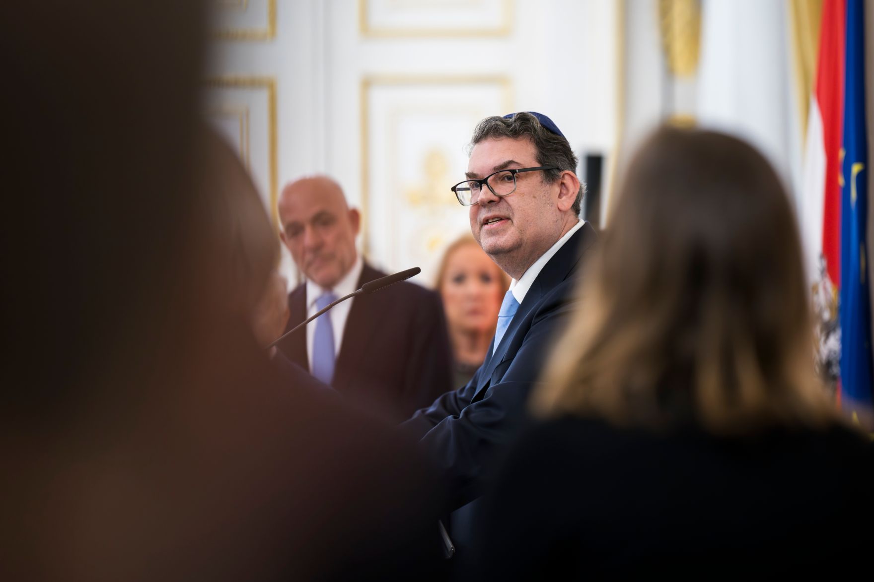 Am 22. Oktober 2025 gab Bundesministerin Claudia Plakolm gemeinsam mit Staatssekret&auml;r Alexander Pr&ouml;ll einen Abendempfang zum j&uuml;dischen Neujahrstag &quot;Rosch ha-Schana&quot; im Bundeskanzleramt. Im Bild mit Oskar Deutsch (im Bild) Pr&auml;sident der Israelitischen Kultusgemeinde.