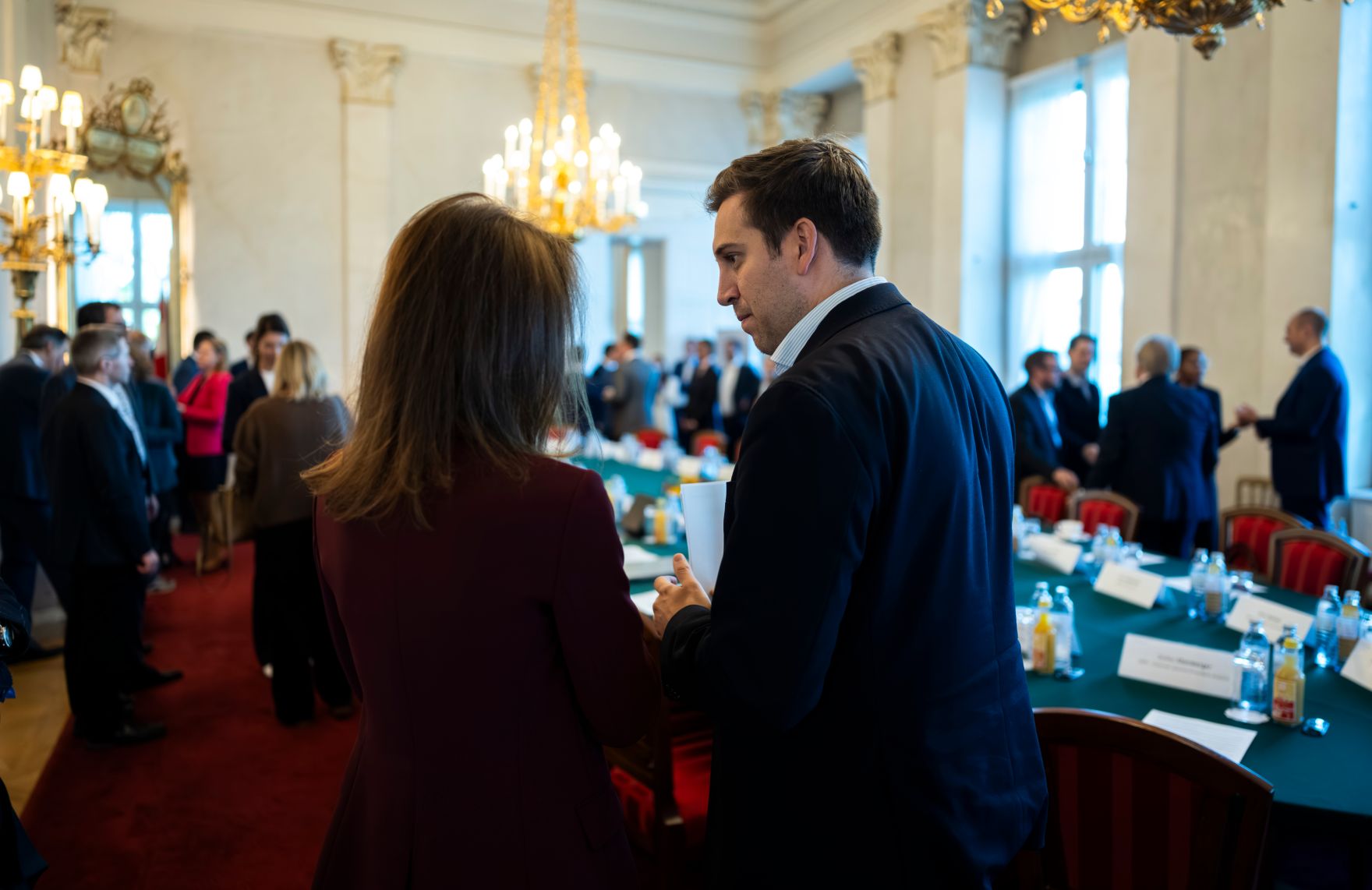 Am 24. Oktober 2025 lud Staatssekret&auml;r Alexander Pr&ouml;ll (r.) zu einem Roundtable zur digitalen Kompetenzoffensive ins Bundeskanzleramt ein.