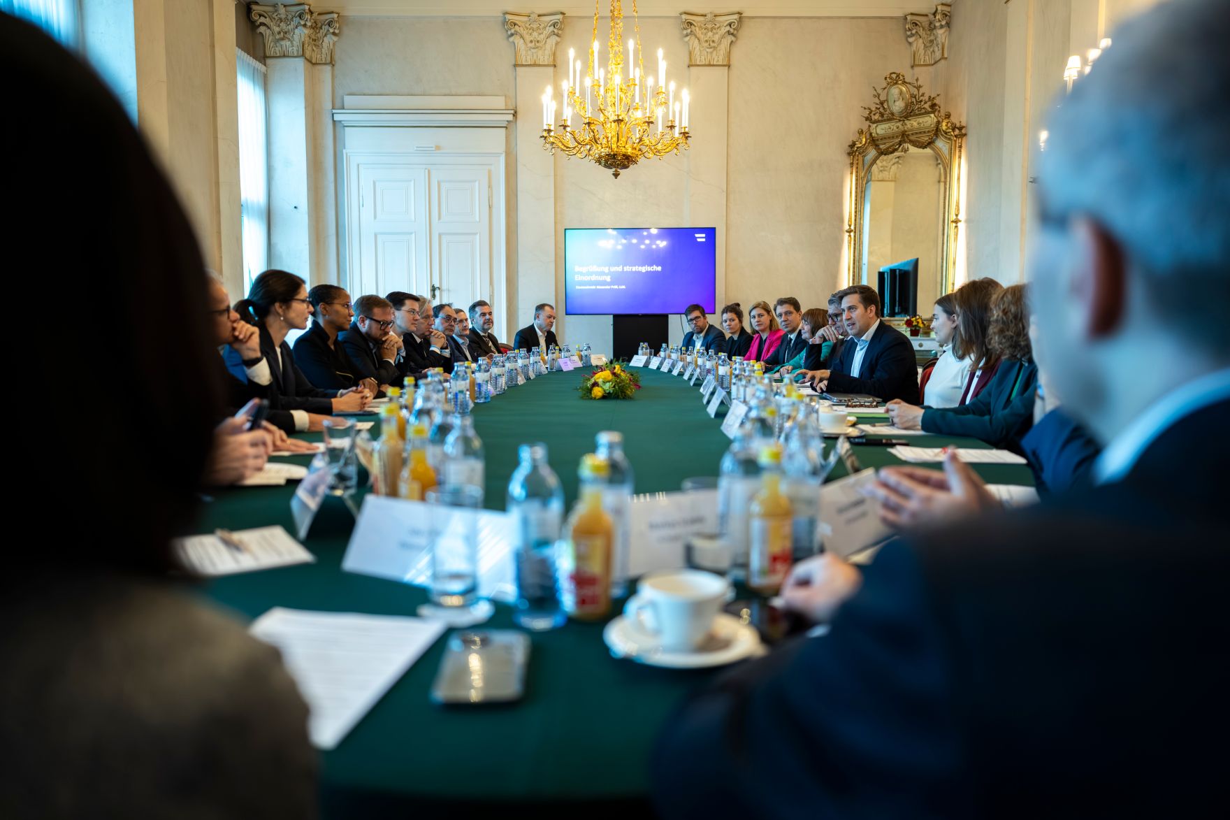 Am 24. Oktober 2025 lud Staatssekret&auml;r Alexander Pr&ouml;ll (5.v.r.) zu einem Roundtable zur digitalen Kompetenzoffensive ins Bundeskanzleramt ein.