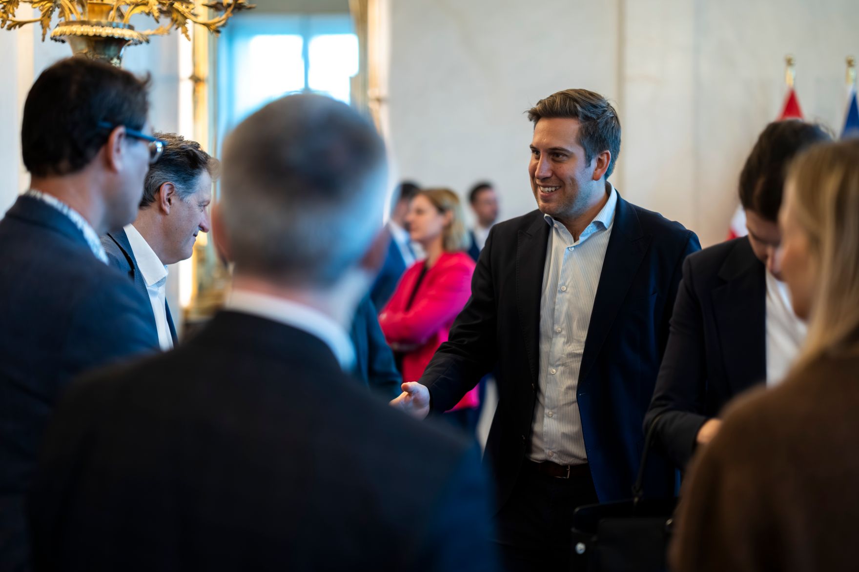 Am 24. Oktober 2025 lud Staatssekret&auml;r Alexander Pr&ouml;ll (3.v.r.) zu einem Roundtable zur digitalen Kompetenzoffensive ins Bundeskanzleramt ein.