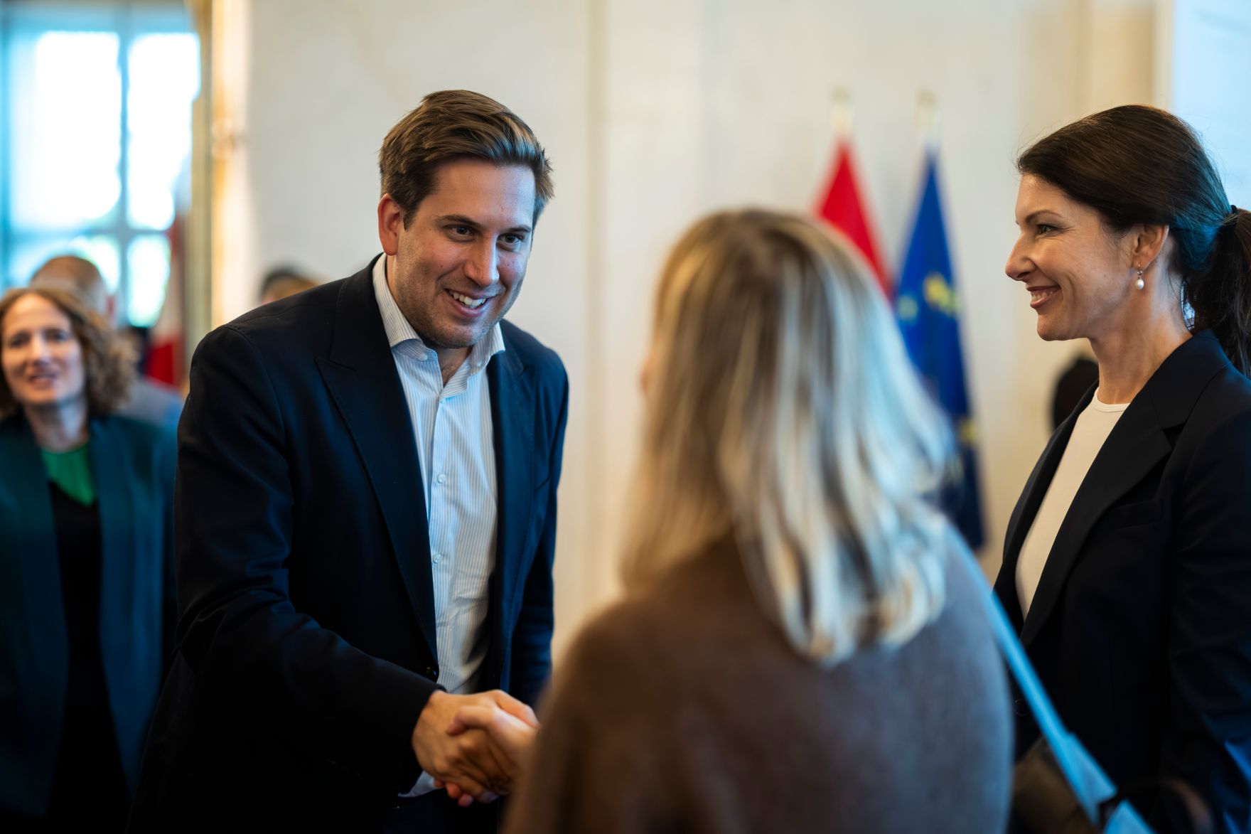 Am 24. Oktober 2025 lud Staatssekret&auml;r Alexander Pr&ouml;ll (m.l.) zu einem Roundtable zur digitalen Kompetenzoffensive ins Bundeskanzleramt ein.