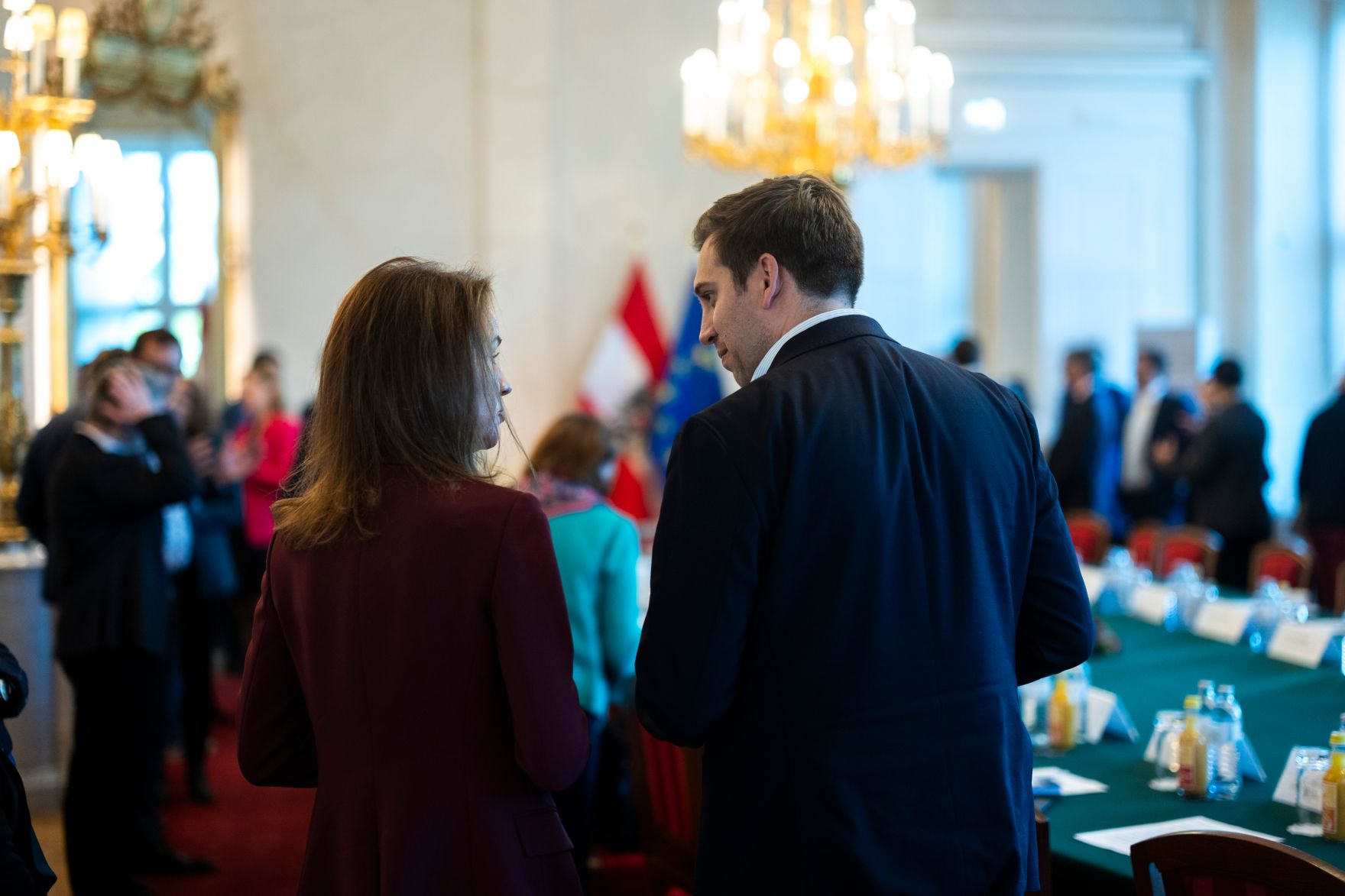 Am 24. Oktober 2025 lud Staatssekret&auml;r Alexander Pr&ouml;ll (r.) zu einem Roundtable zur digitalen Kompetenzoffensive ins Bundeskanzleramt ein.