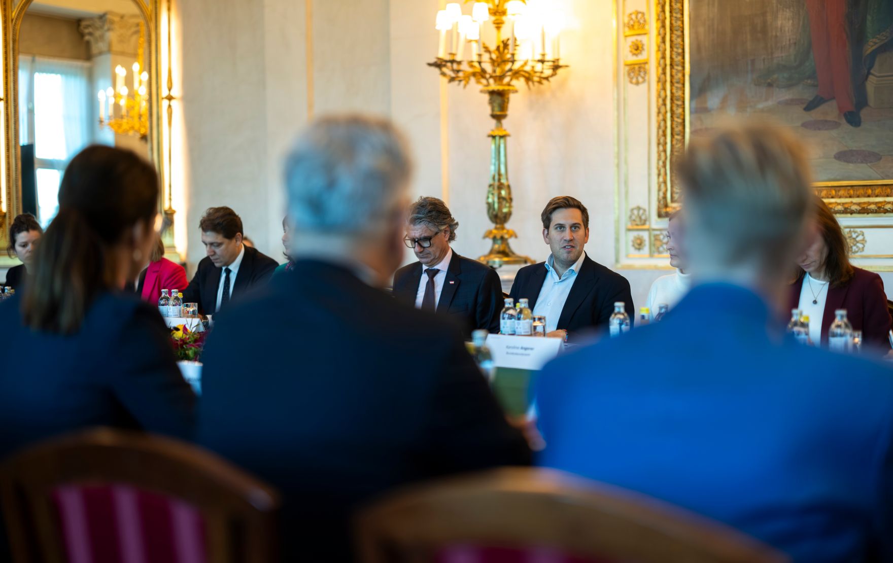 Am 24. Oktober 2025 lud Staatssekret&auml;r Alexander Pr&ouml;ll (2.v.r.) zu einem Roundtable zur digitalen Kompetenzoffensive ins Bundeskanzleramt ein.